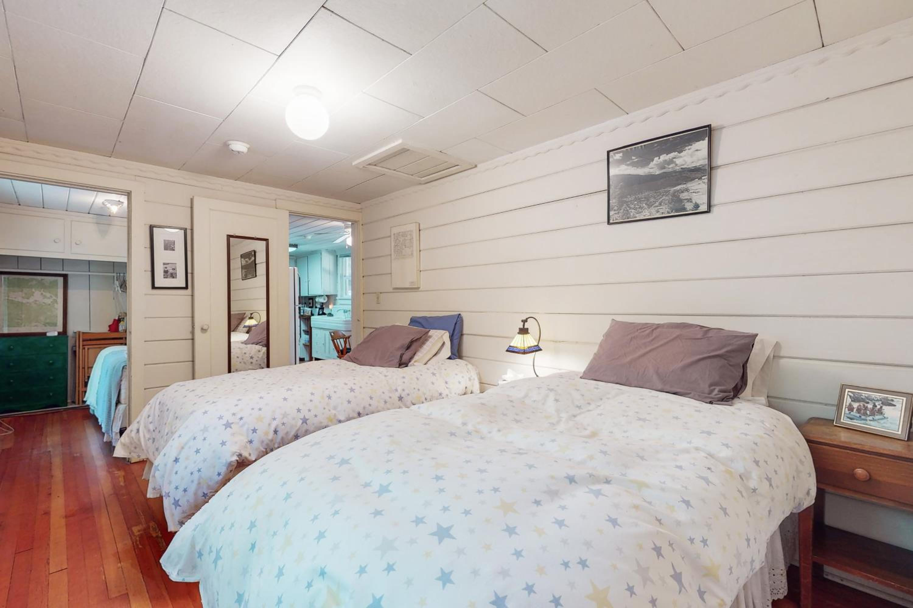 1BR Vintage Cottage, Dog-Friendly, Walk to Town
