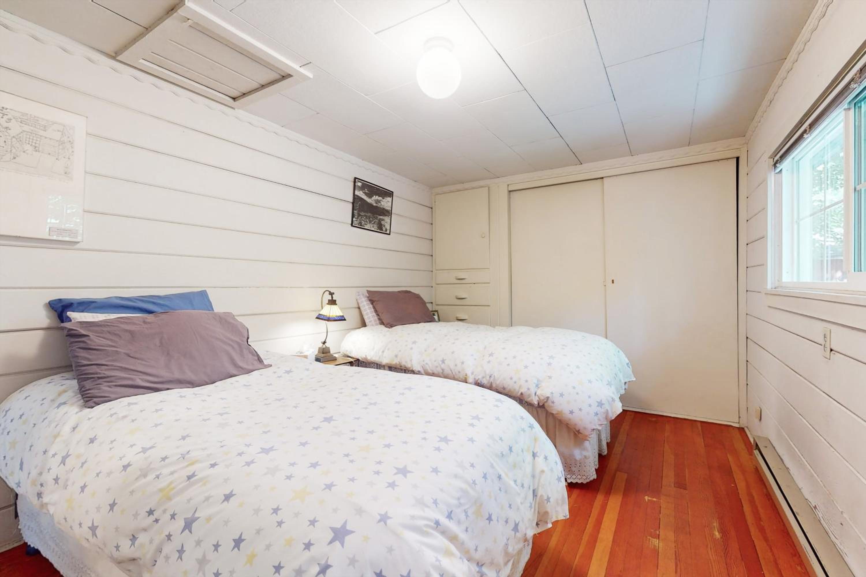 1BR Vintage Cottage, Dog-Friendly, Walk to Town