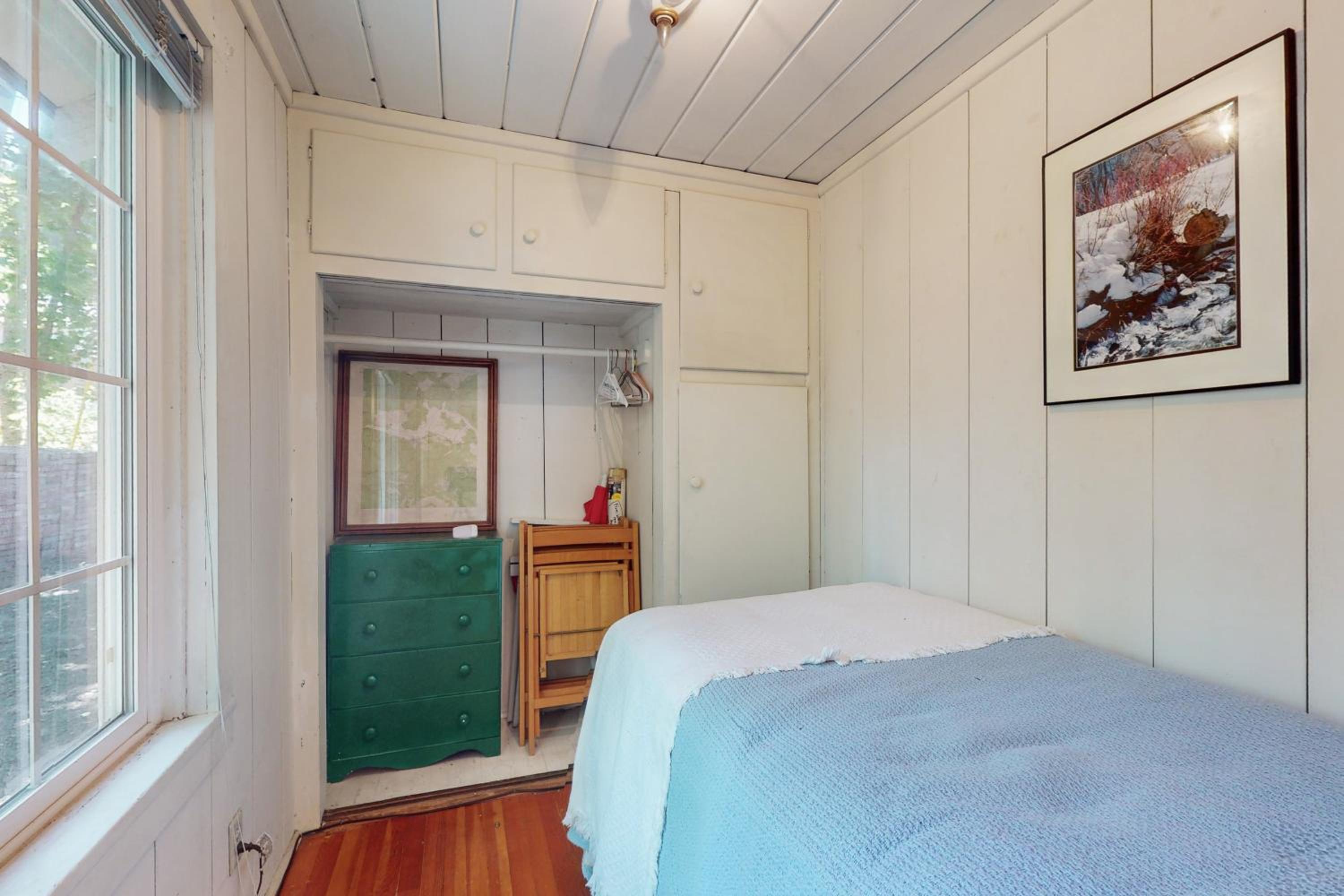 1BR Vintage Cottage, Dog-Friendly, Walk to Town