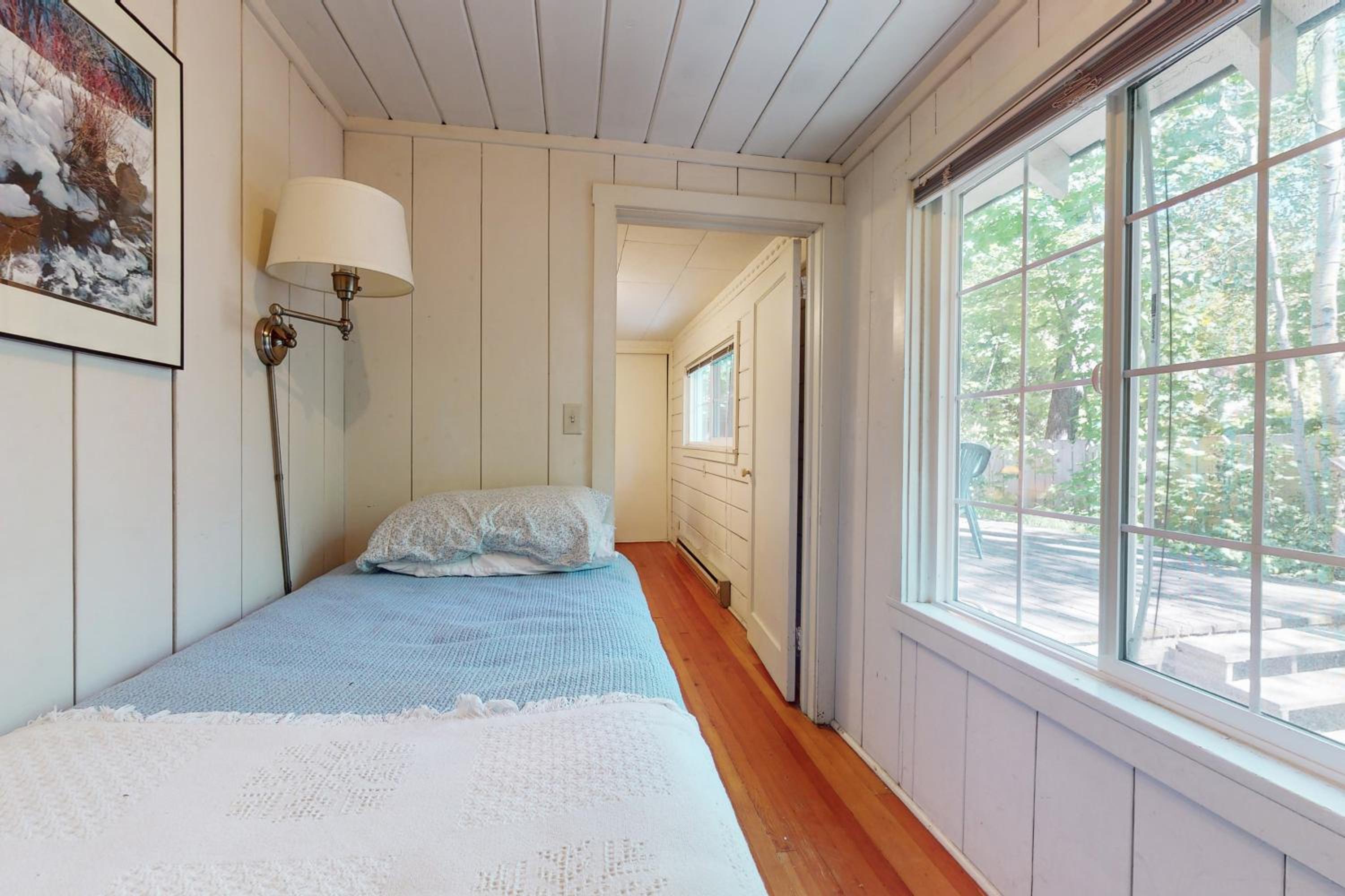 1BR Vintage Cottage, Dog-Friendly, Walk to Town