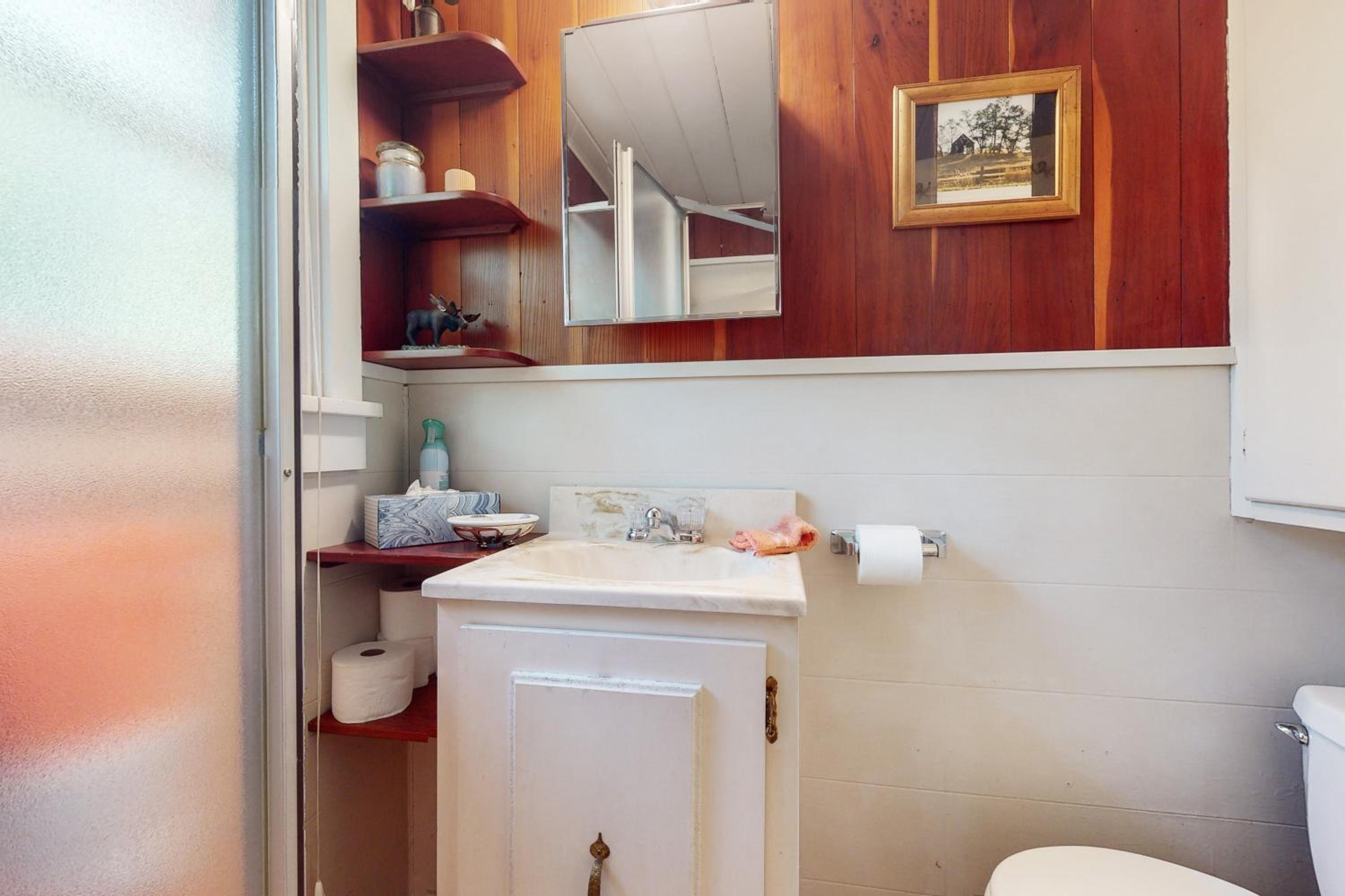 1BR Vintage Cottage, Dog-Friendly, Walk to Town