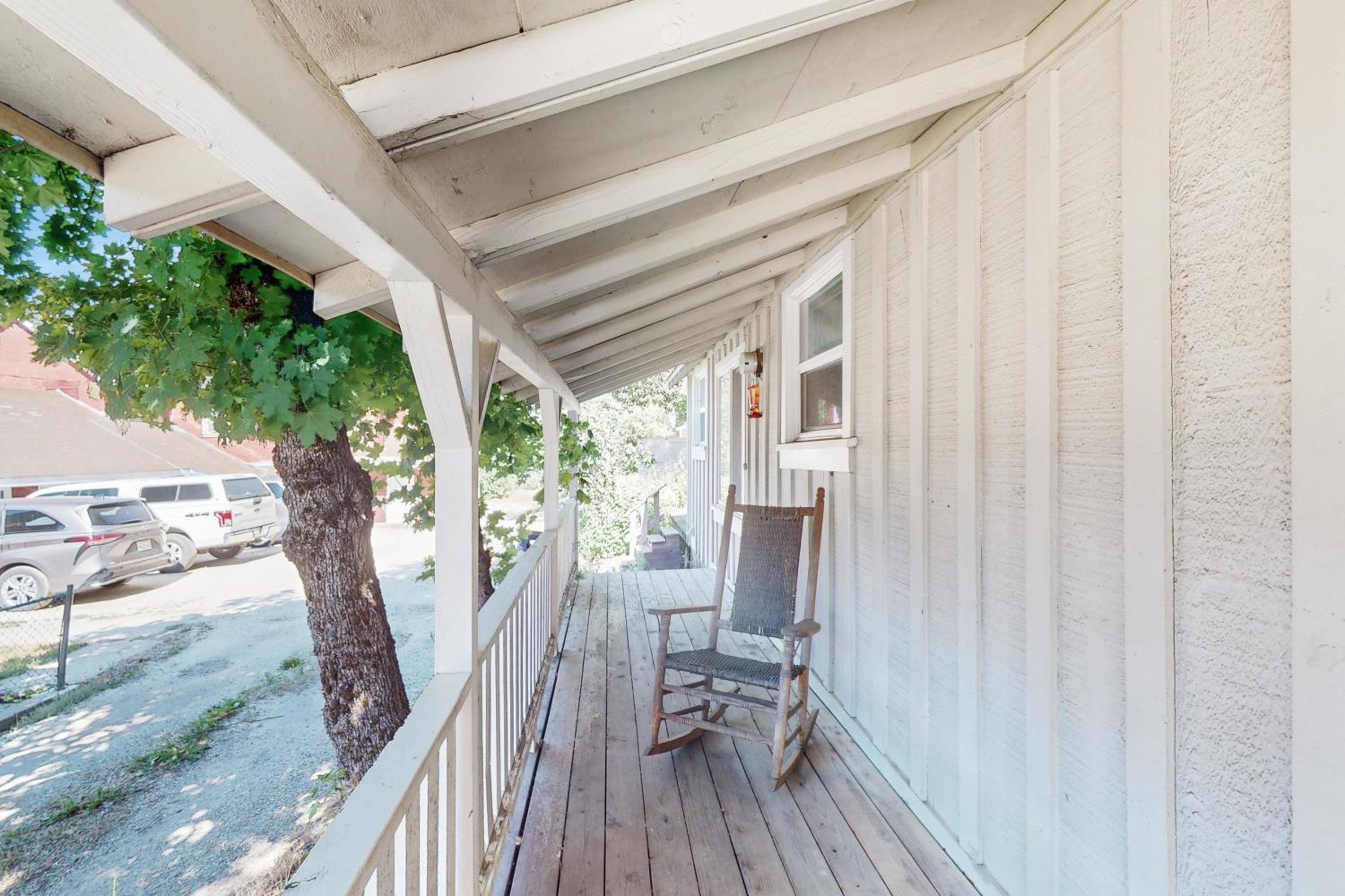 1BR Vintage Cottage, Dog-Friendly, Walk to Town