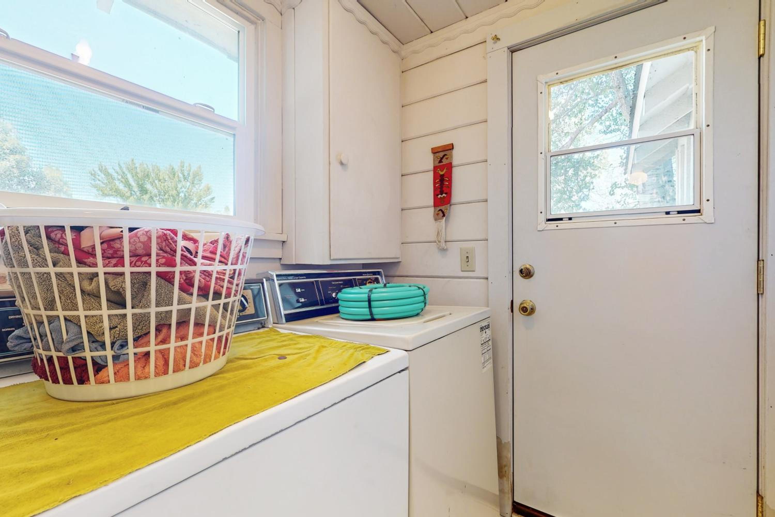 1BR Vintage Cottage, Dog-Friendly, Walk to Town