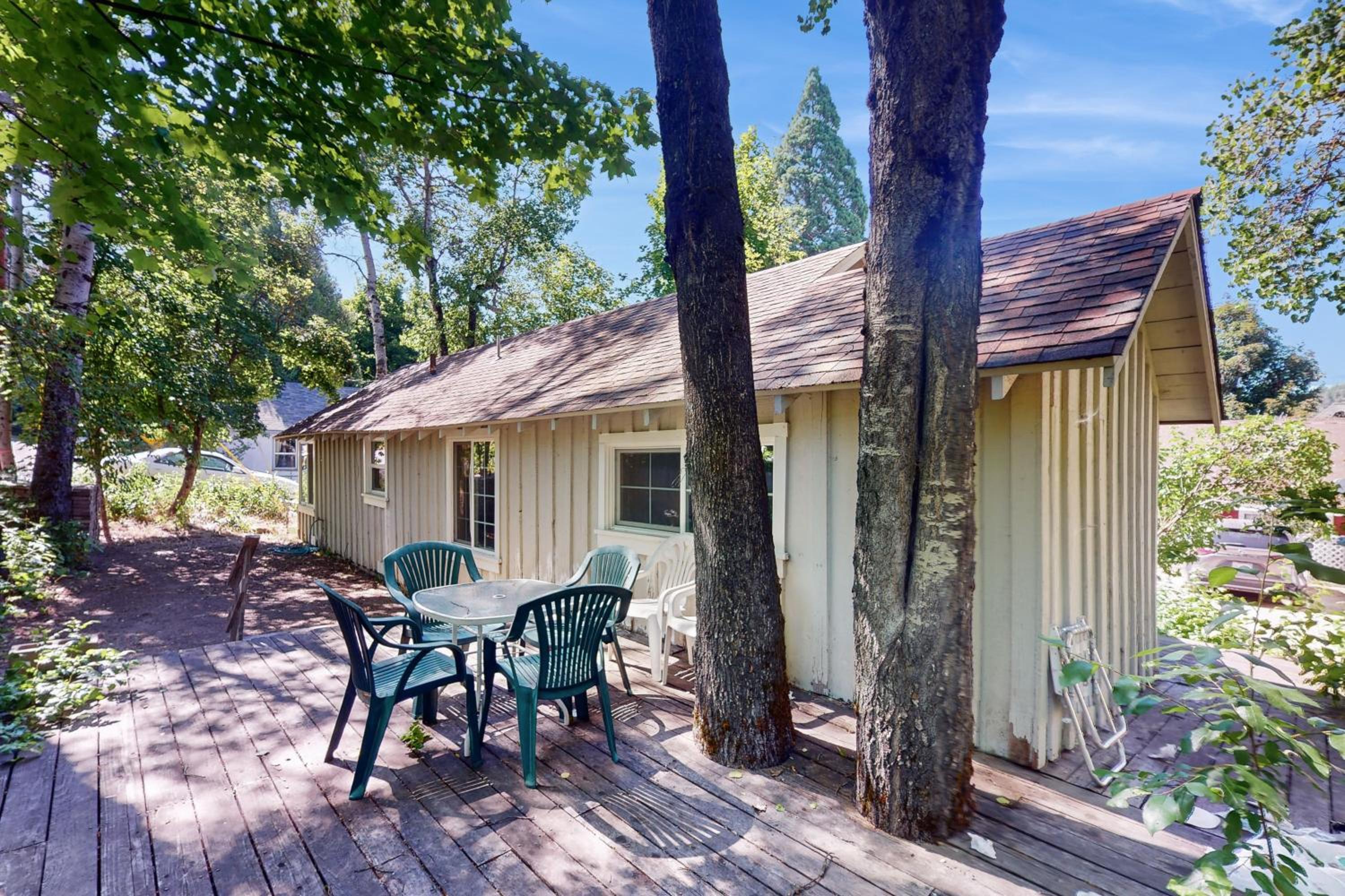 1BR Vintage Cottage, Dog-Friendly, Walk to Town