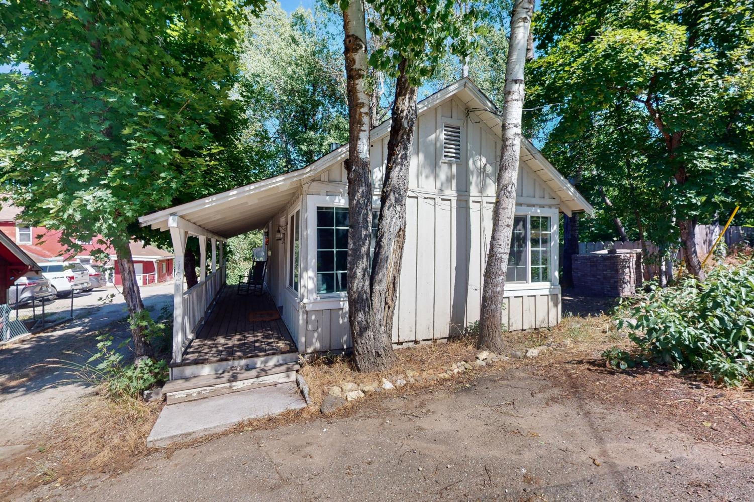 1BR Vintage Cottage, Dog-Friendly, Walk to Town
