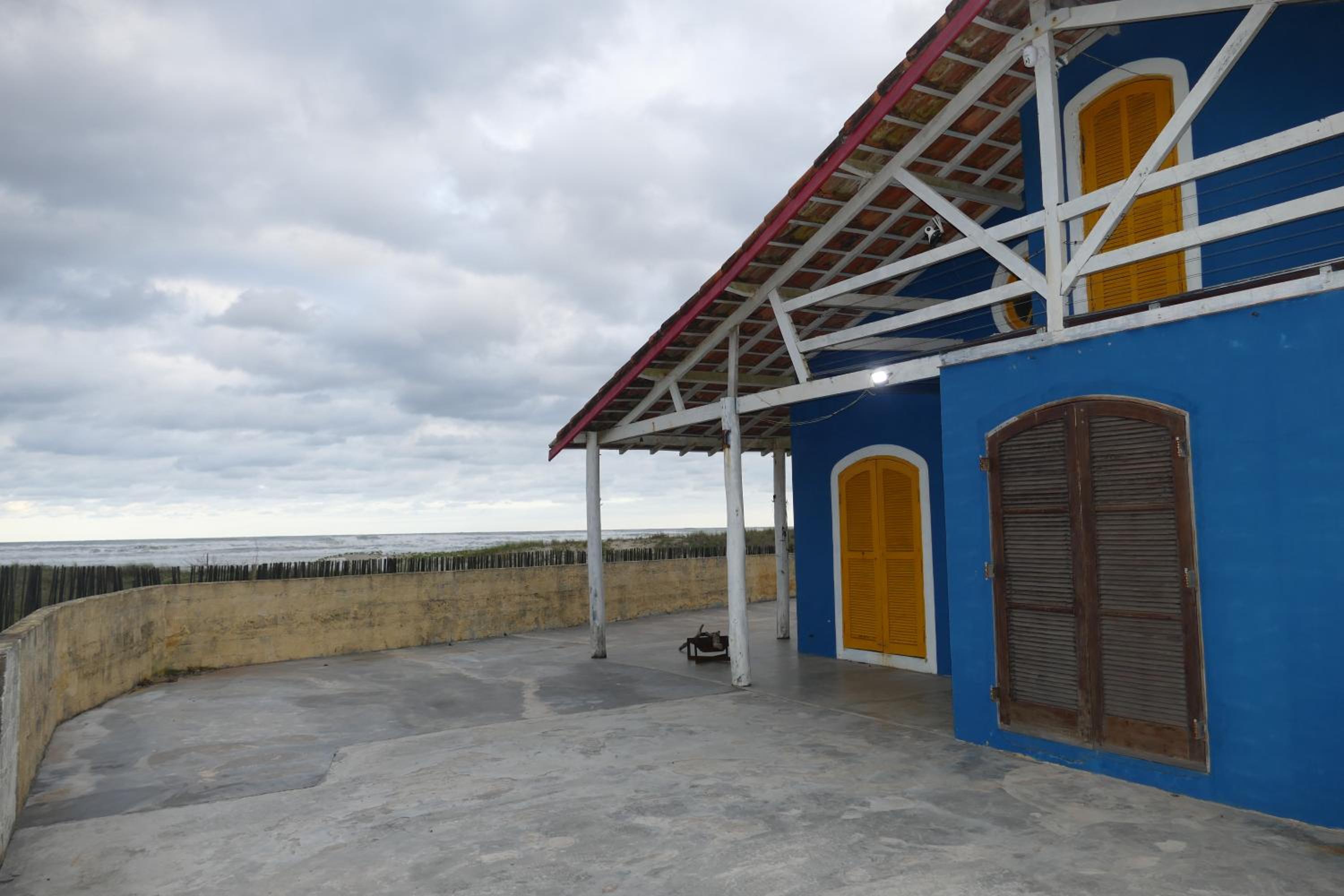 Casa pé na areia frente ao mar. Praia da Juréia.