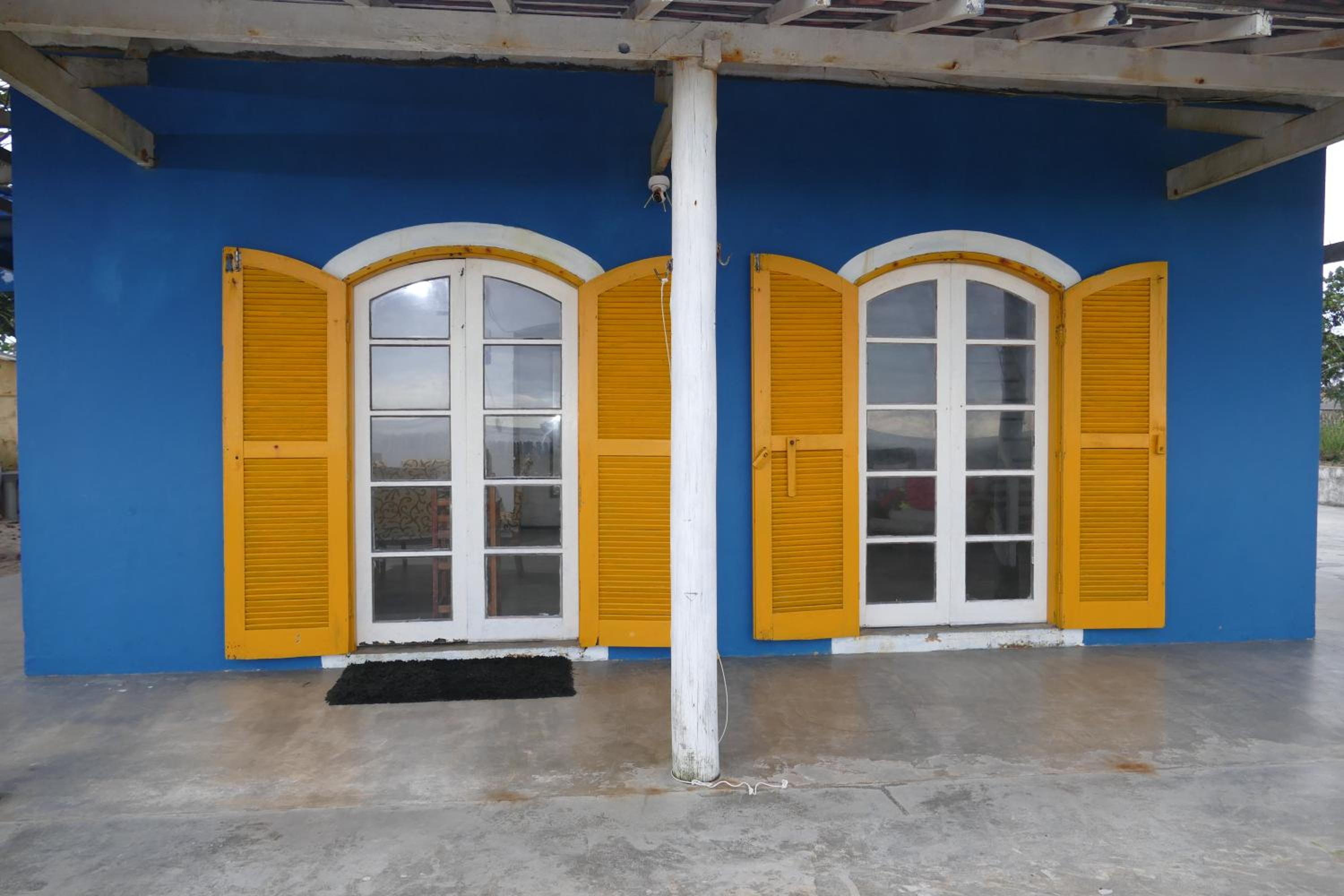 Casa pé na areia frente ao mar. Praia da Juréia.