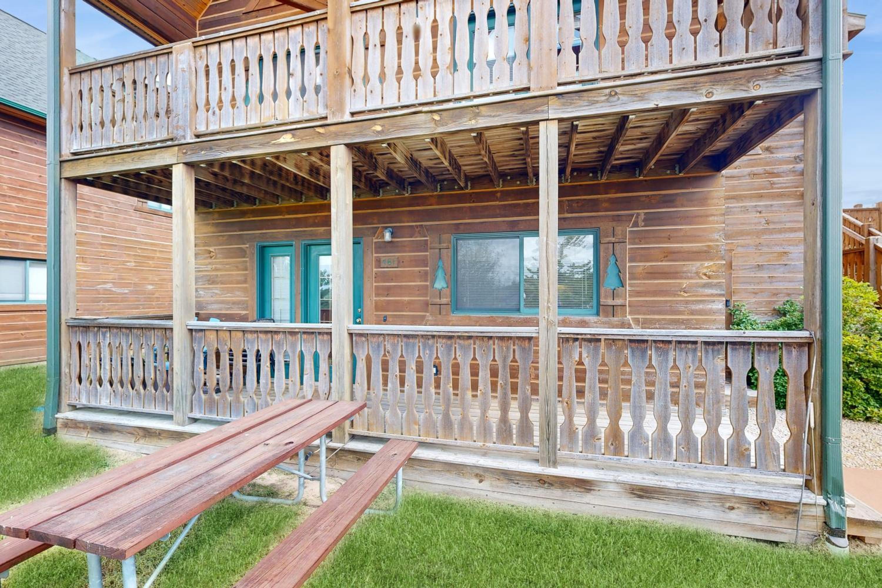 Steps to Three Bears Resort! Outdoorsy Escape