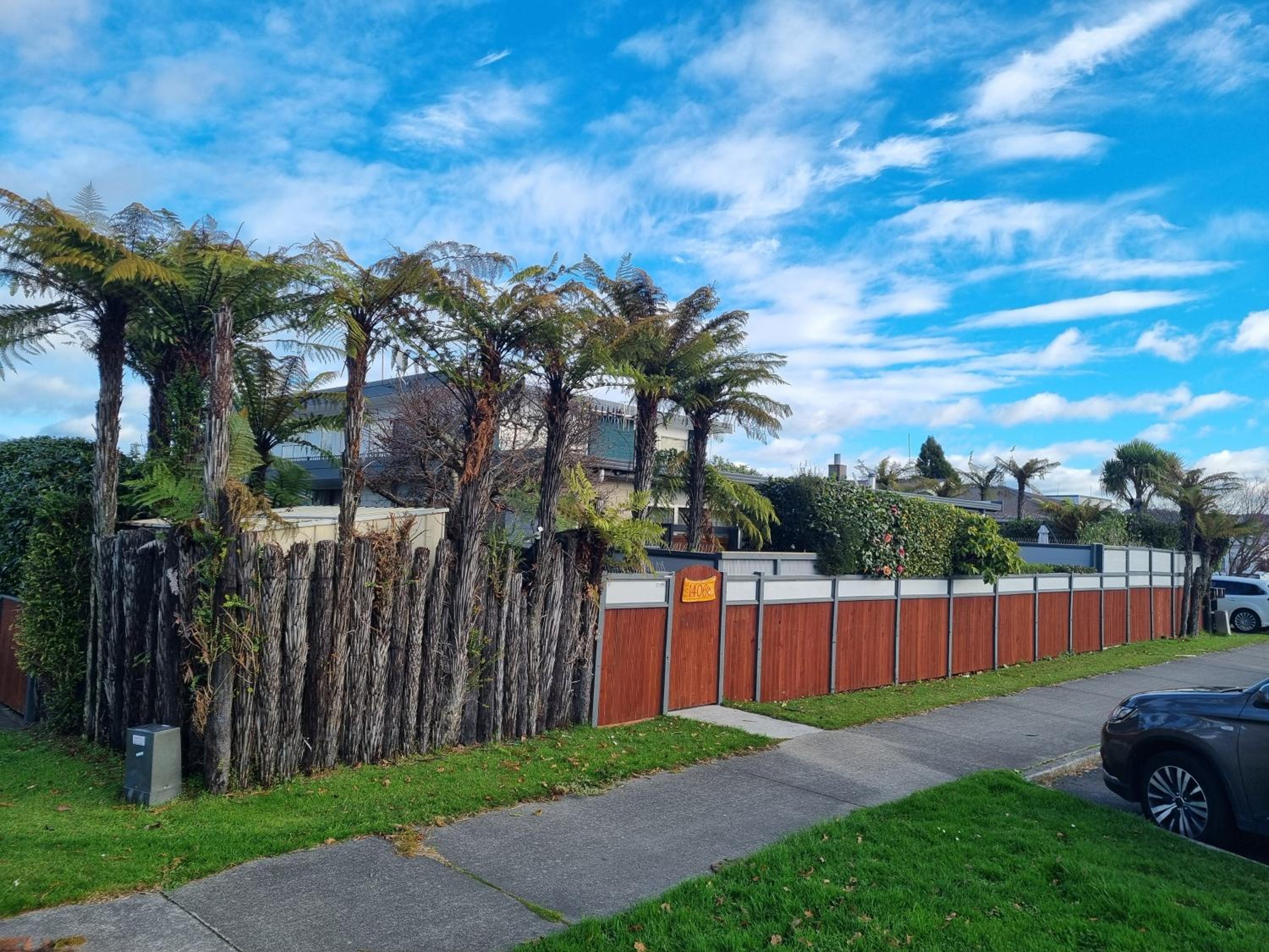 Home with spa, sauna, garden in prime location