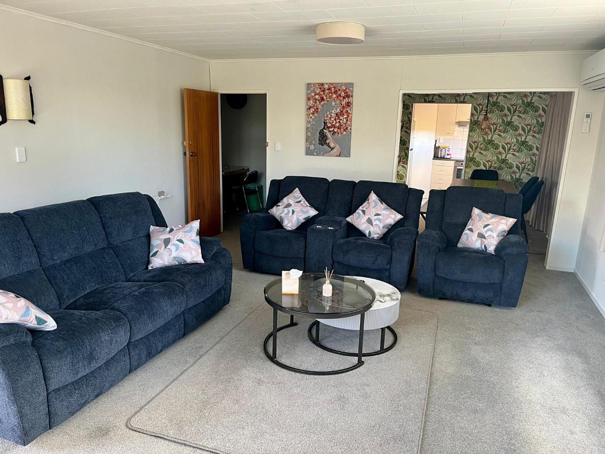 Home with spa, sauna, garden in prime location