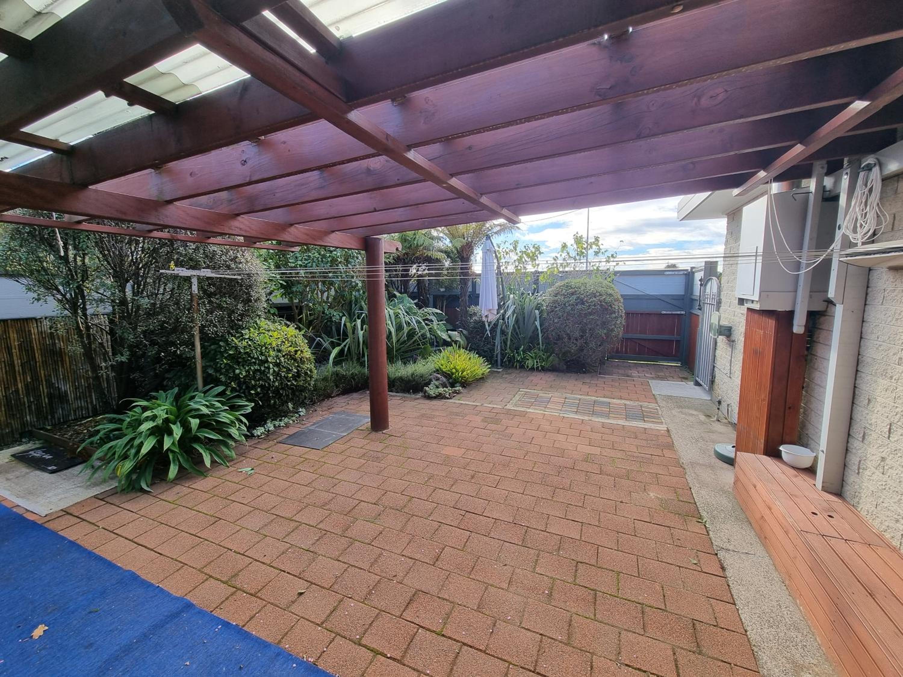 Home with spa, sauna, garden in prime location