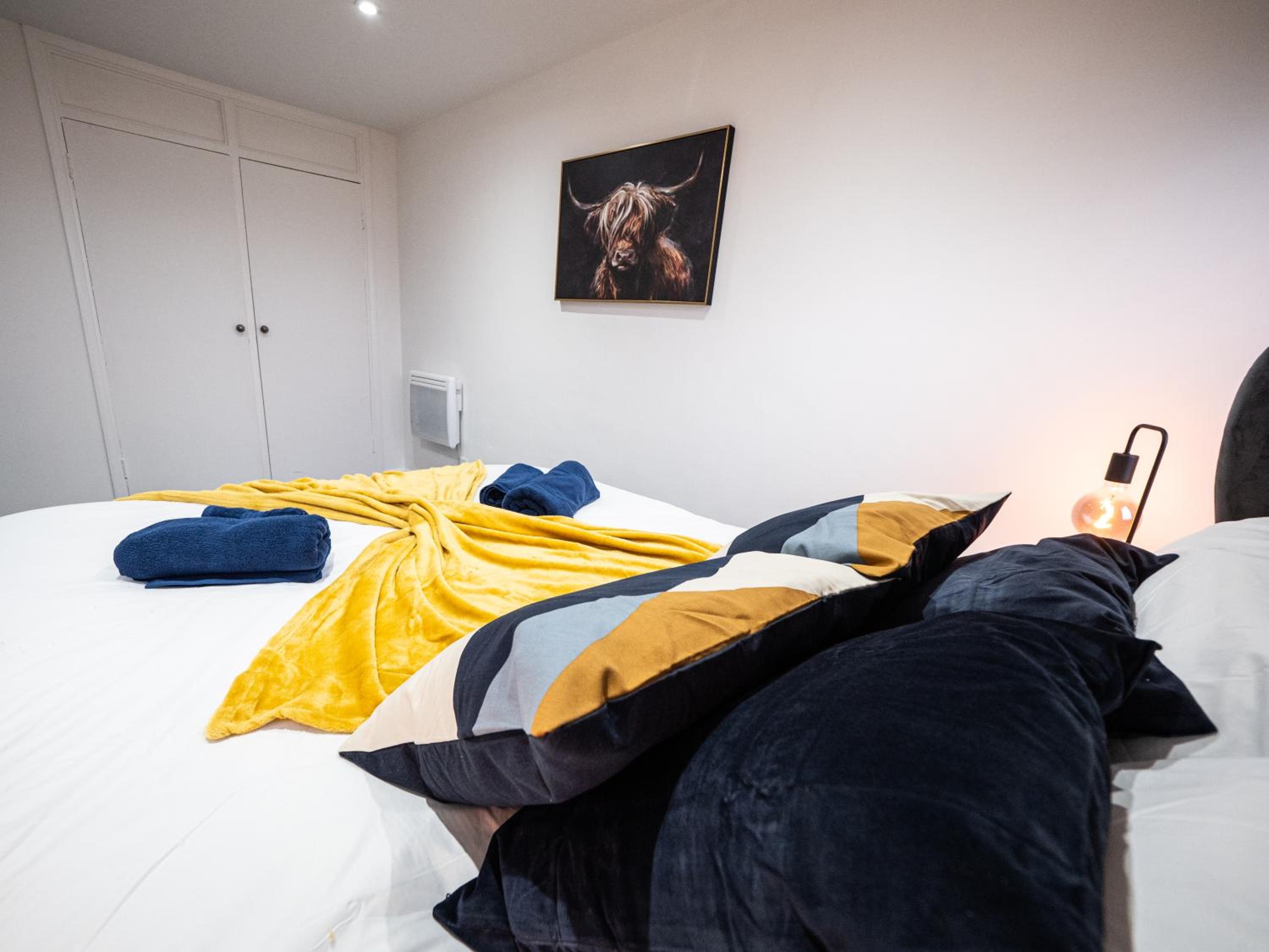 Luxury Seaside Haven- Coastal Comfort, Free Parking