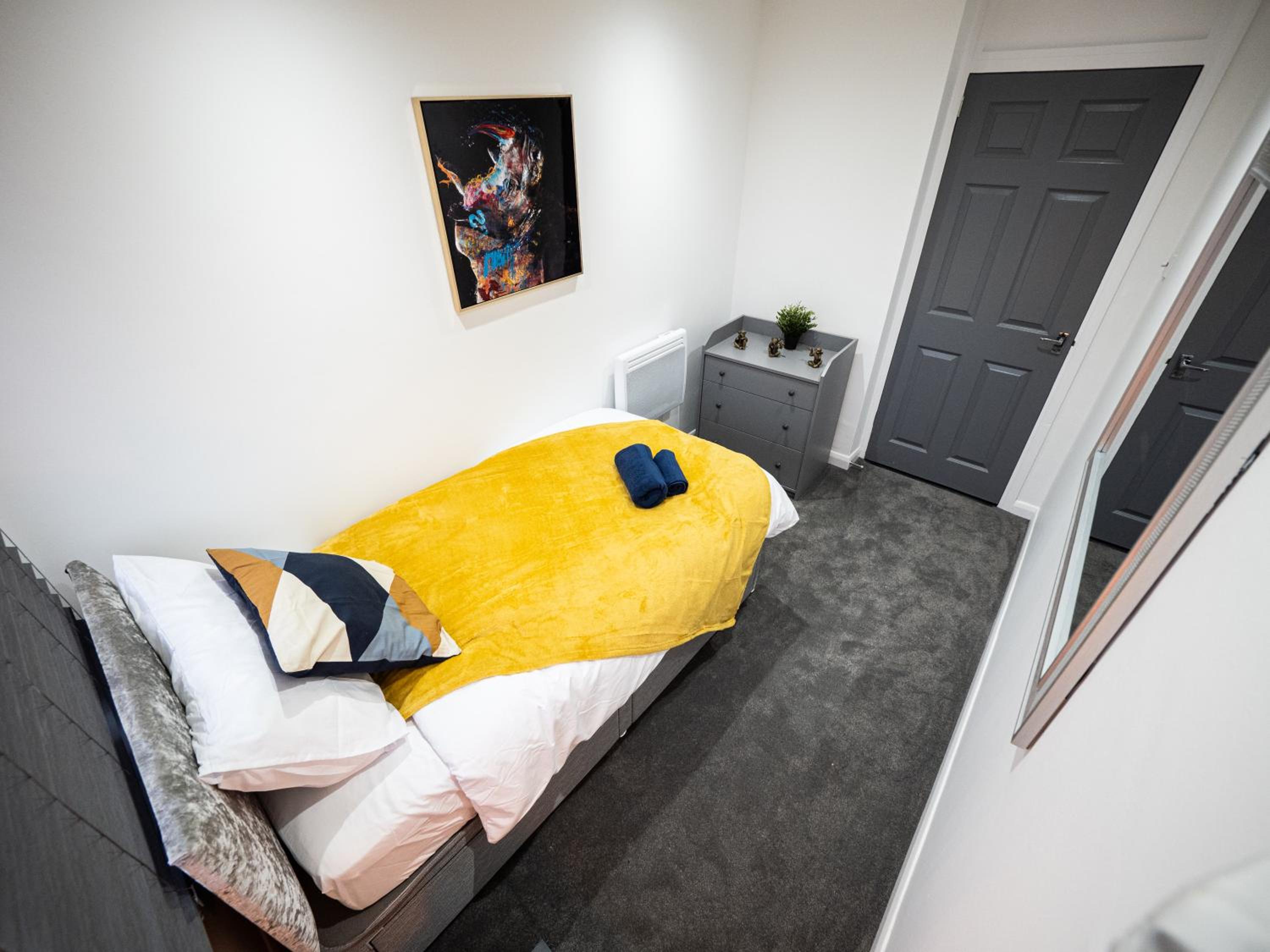 Luxury Seaside Haven- Coastal Comfort, Free Parking