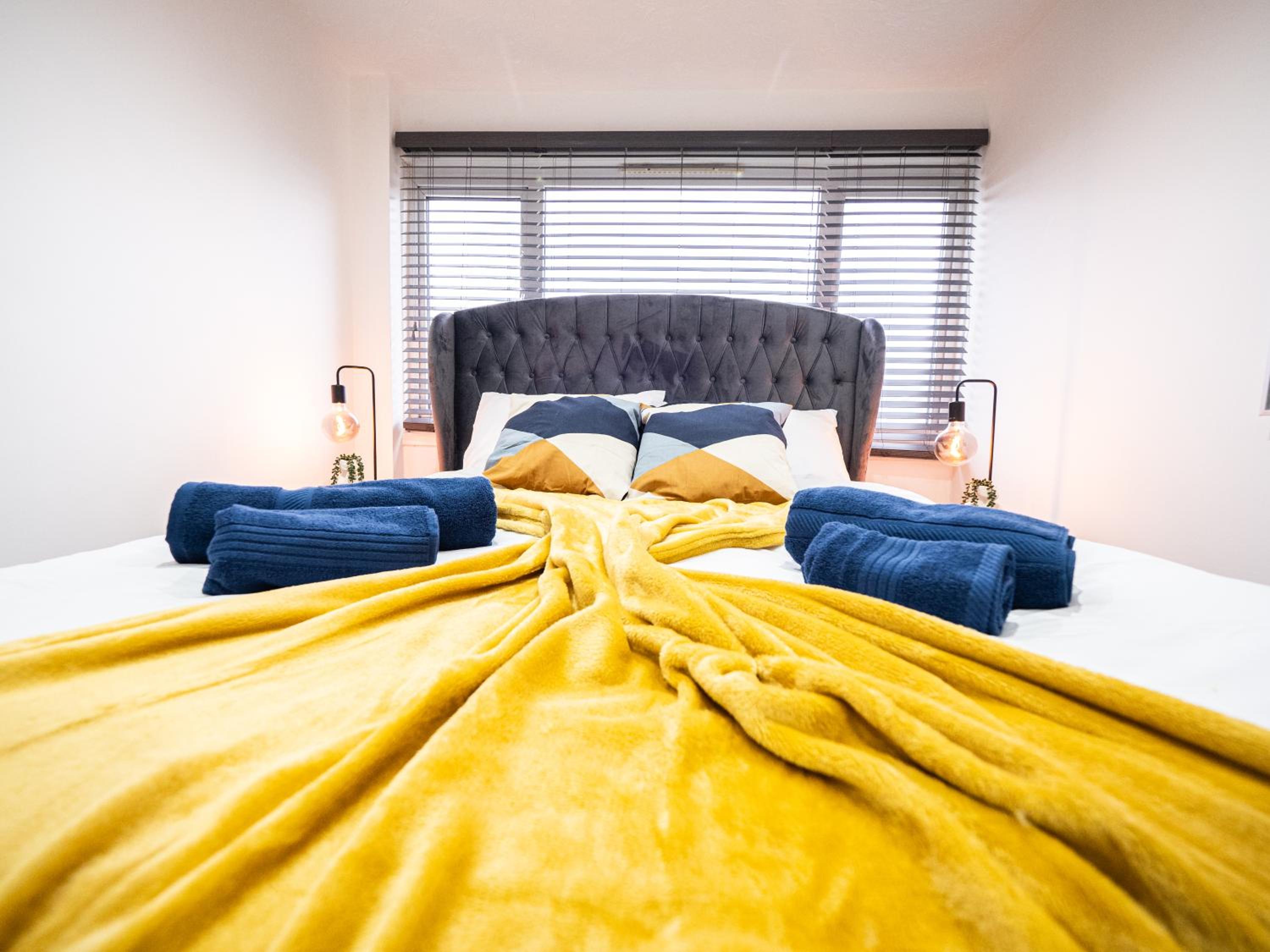 Luxury Seaside Haven- Coastal Comfort, Free Parking