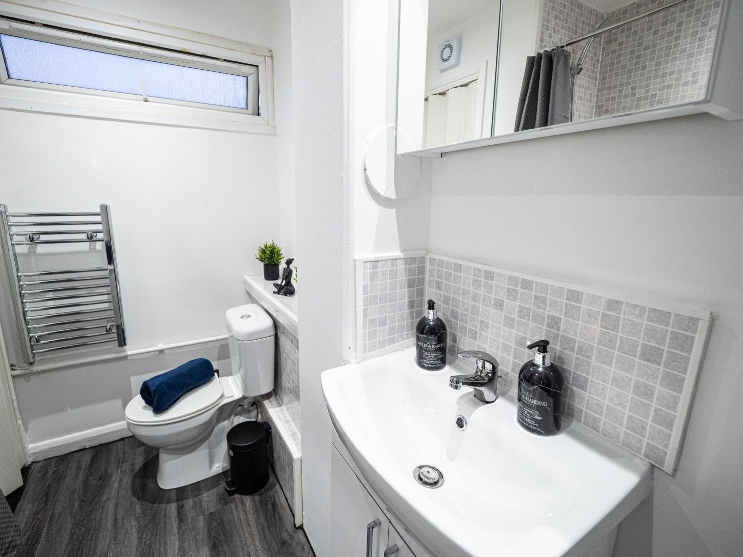 Luxury Seaside Haven- Coastal Comfort, Free Parking