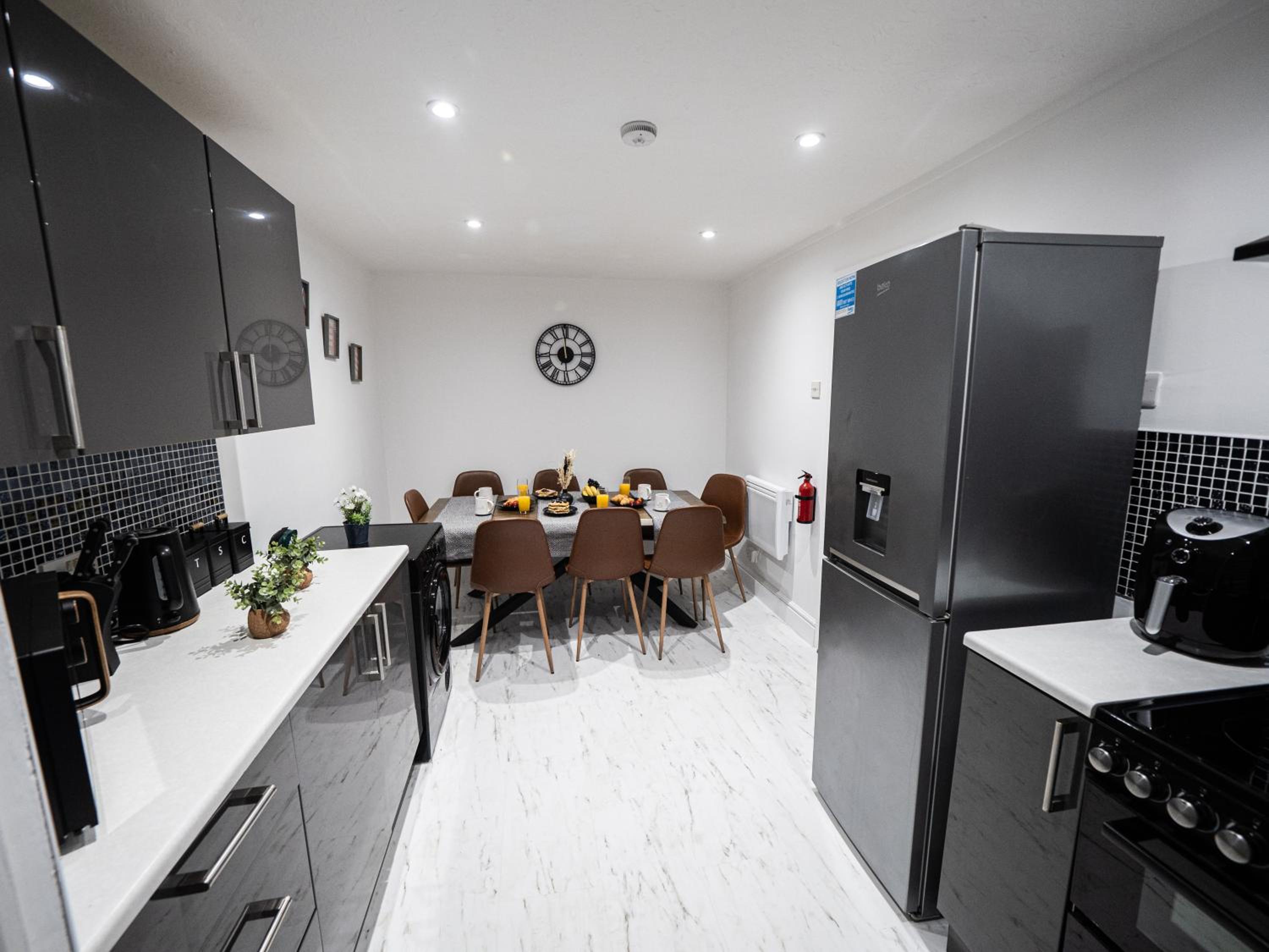 Luxury Seaside Haven- Coastal Comfort, Free Parking