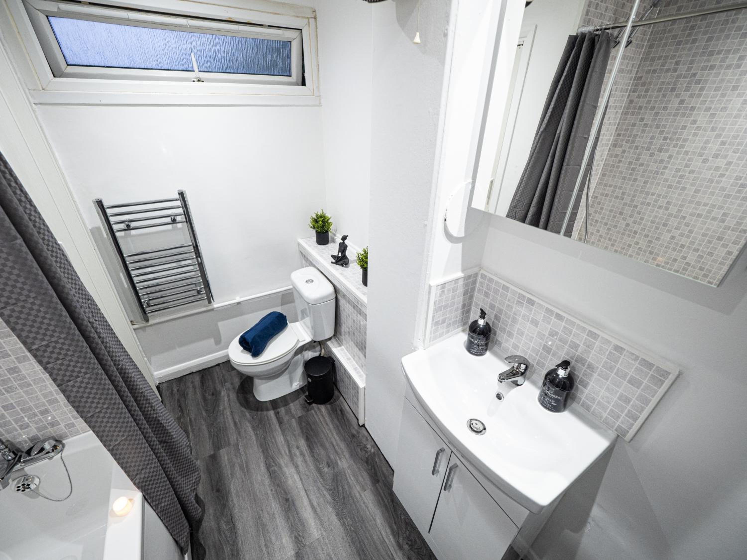 Luxury Seaside Haven- Coastal Comfort, Free Parking