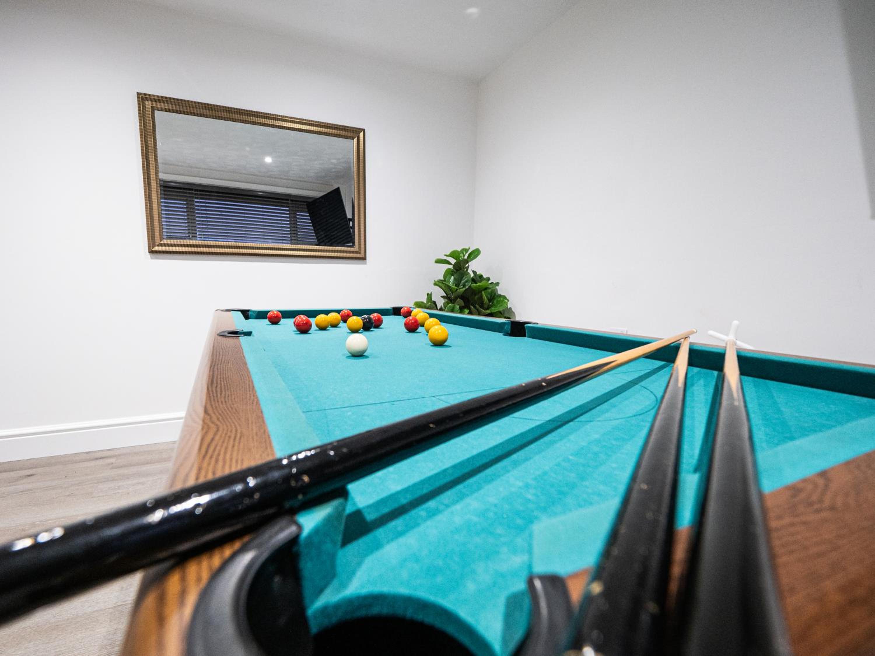 Luxury Seaside Haven- Coastal Comfort, Free Parking