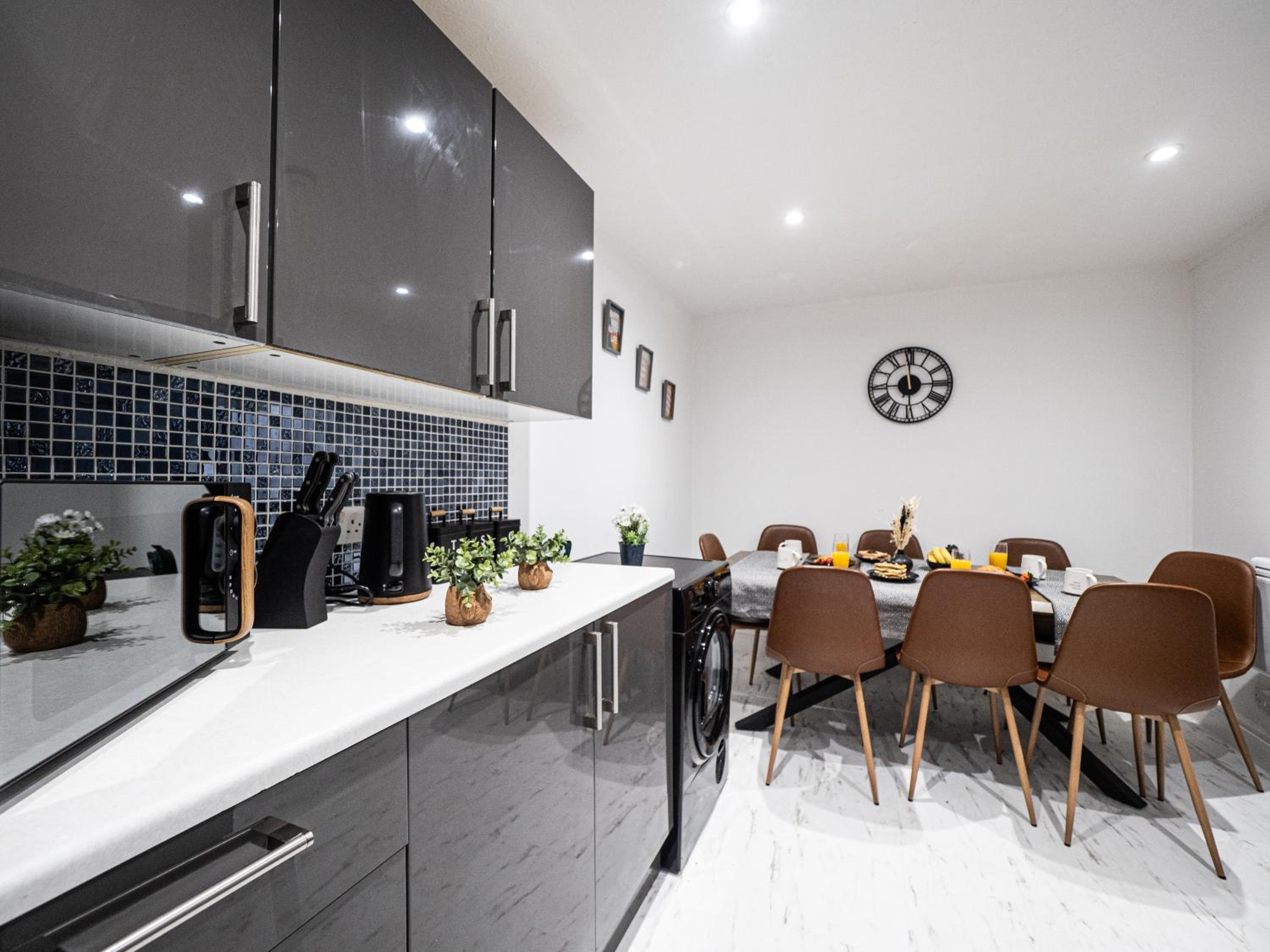 Luxury Seaside Haven- Coastal Comfort, Free Parking