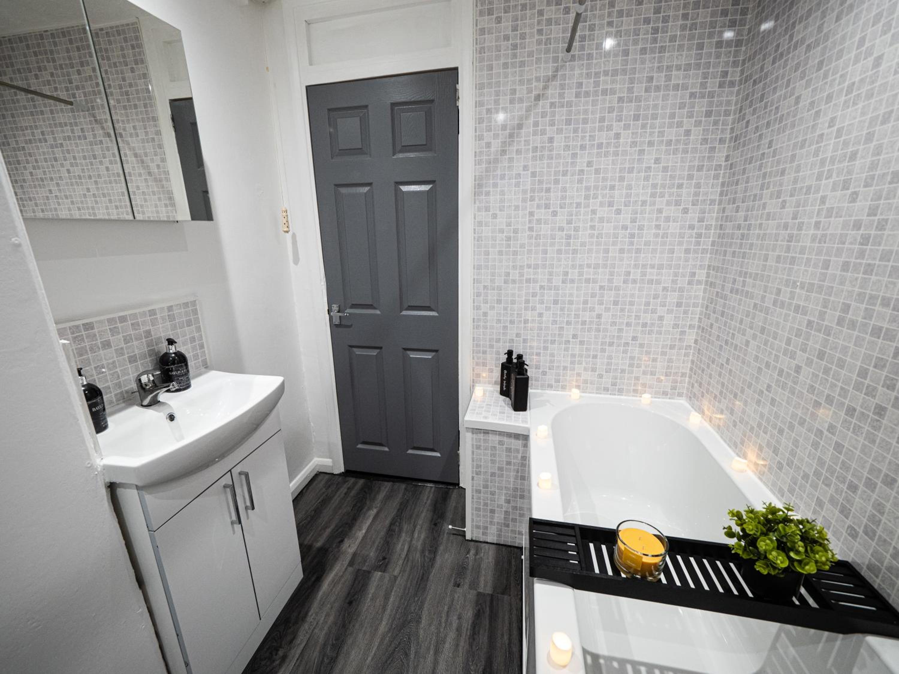 Luxury Seaside Haven- Coastal Comfort, Free Parking