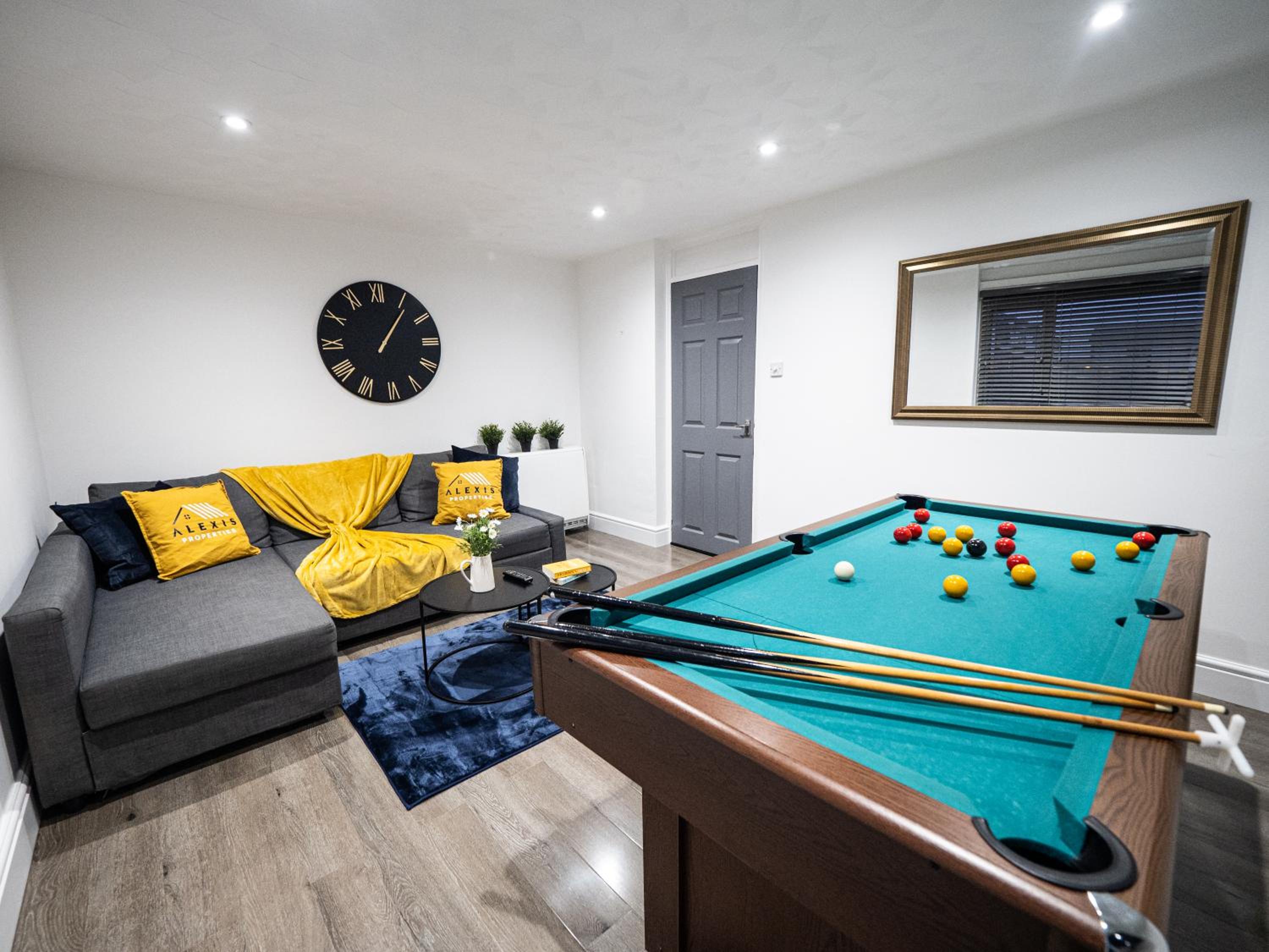 Luxury Seaside Haven- Coastal Comfort, Free Parking