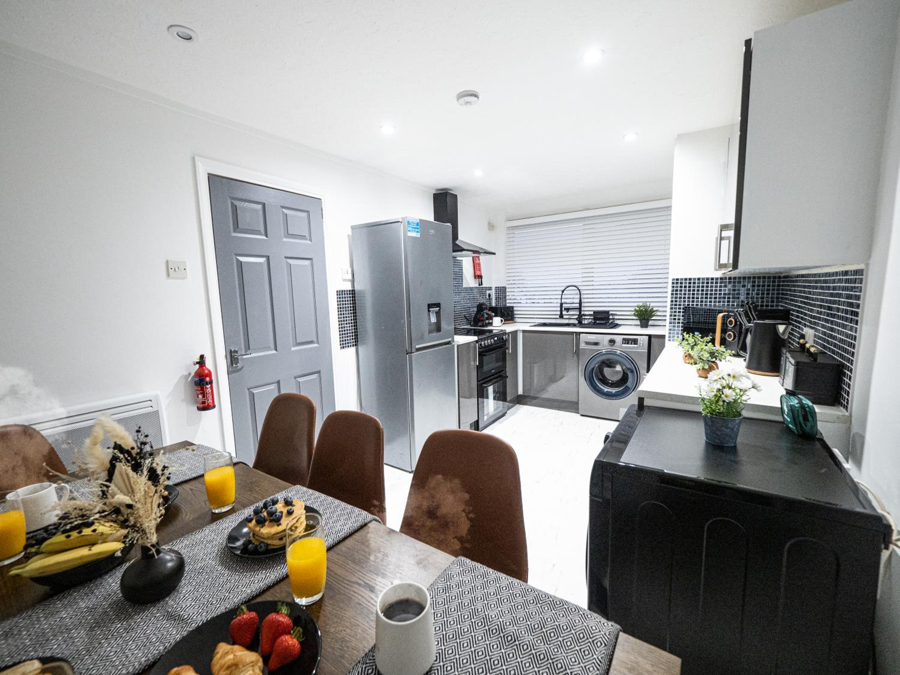 Luxury Seaside Haven- Coastal Comfort, Free Parking