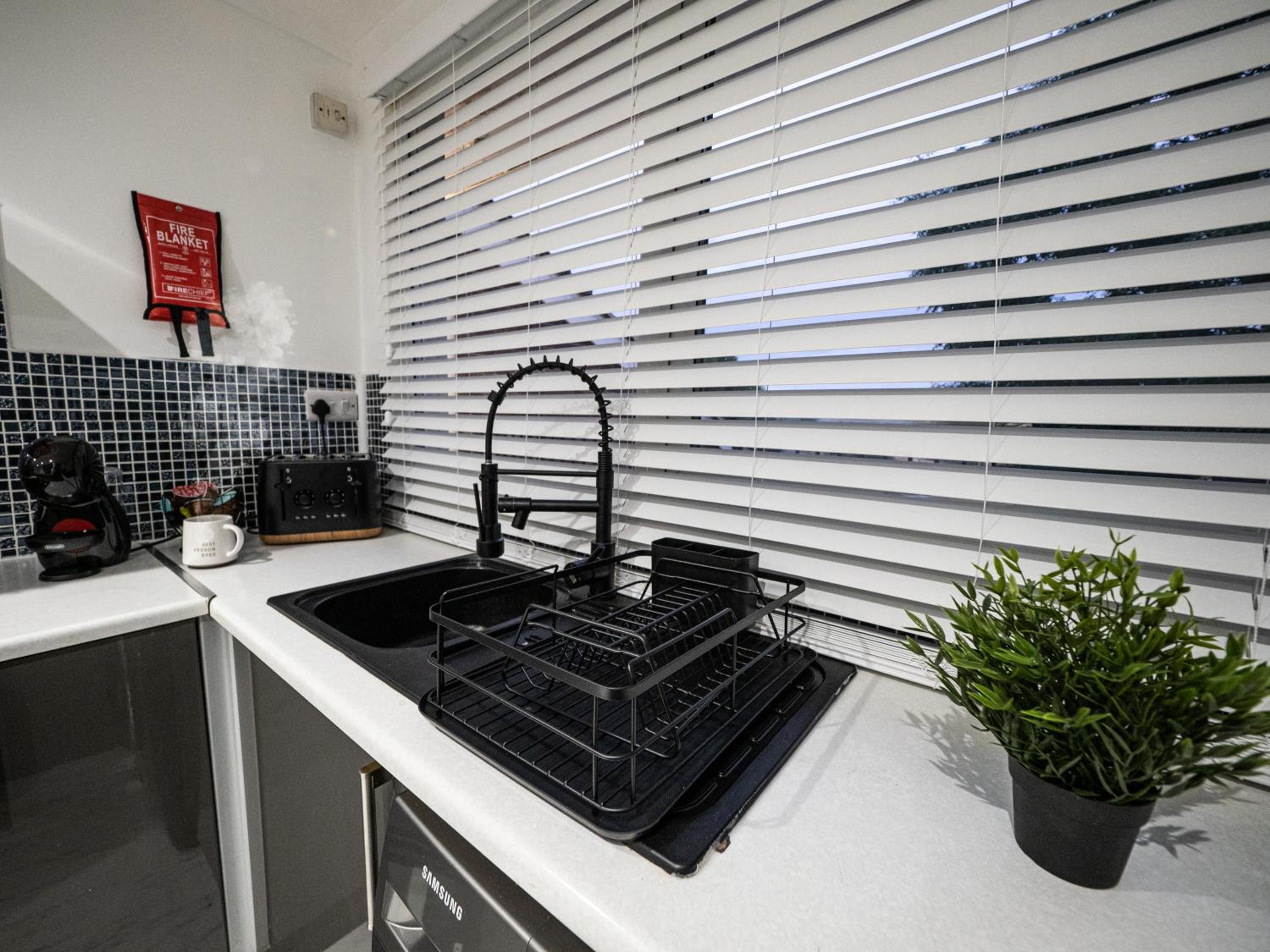 Luxury Seaside Haven- Coastal Comfort, Free Parking