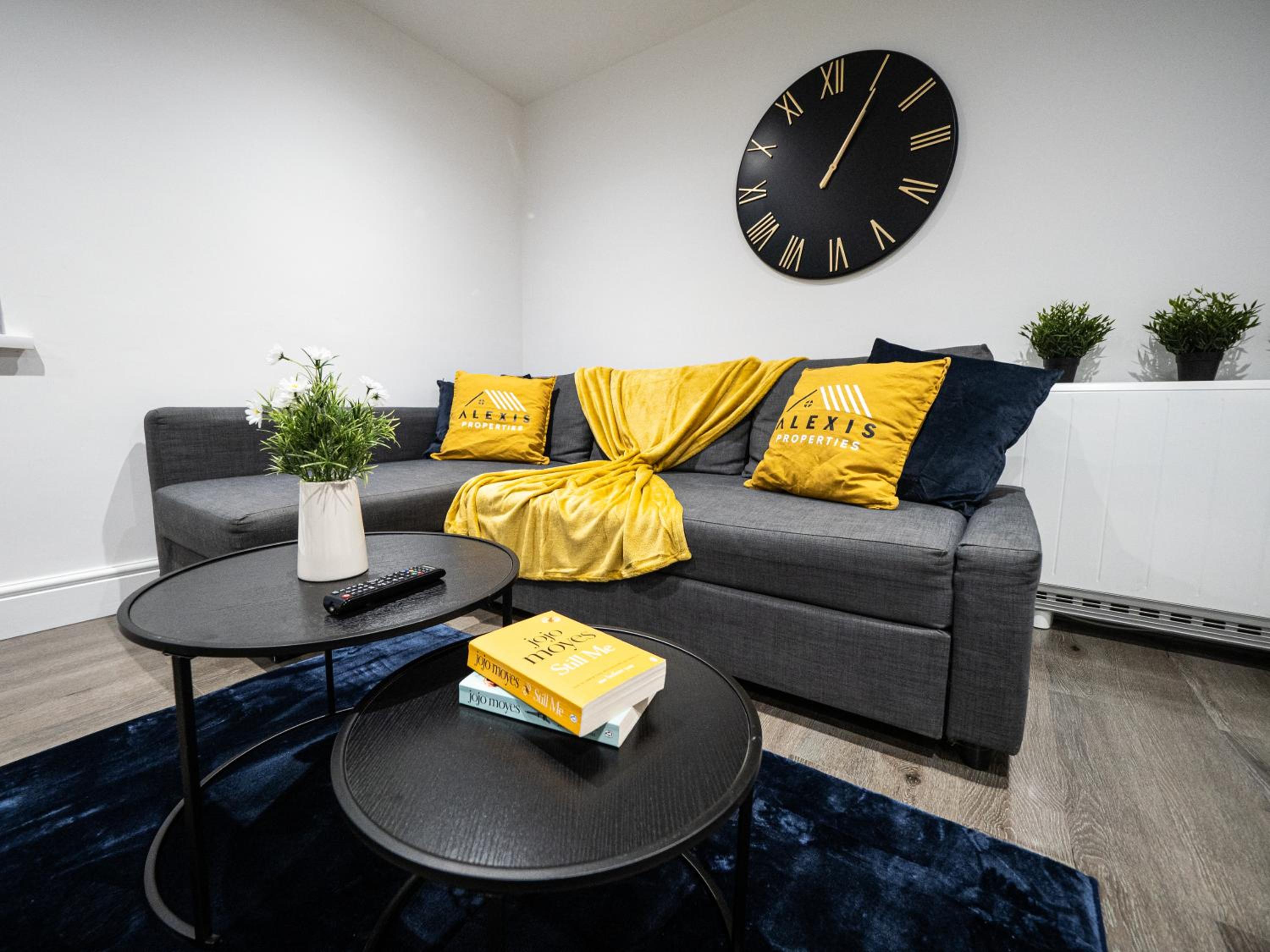 Luxury Seaside Haven- Coastal Comfort, Free Parking