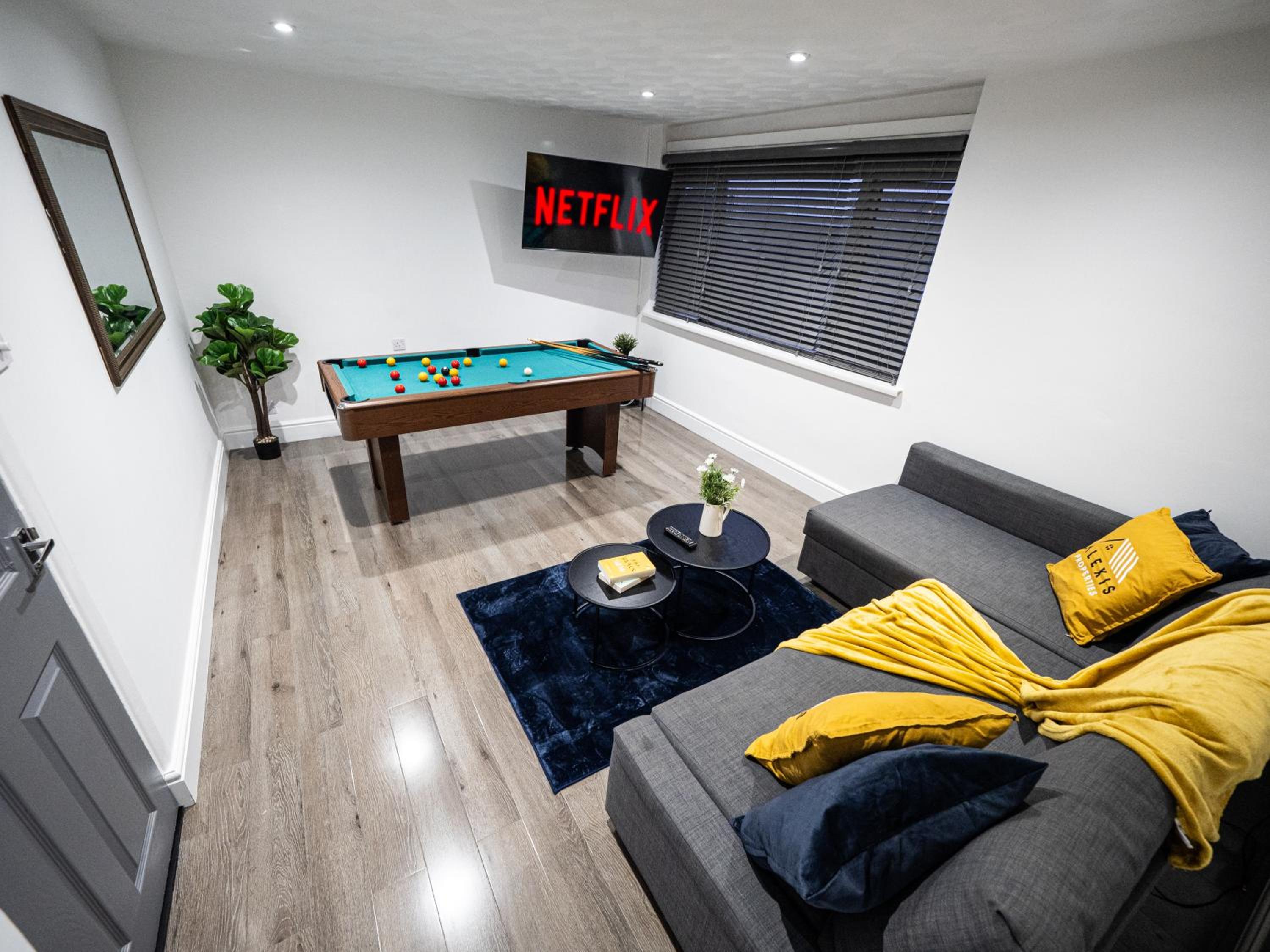 Luxury Seaside Haven- Coastal Comfort, Free Parking