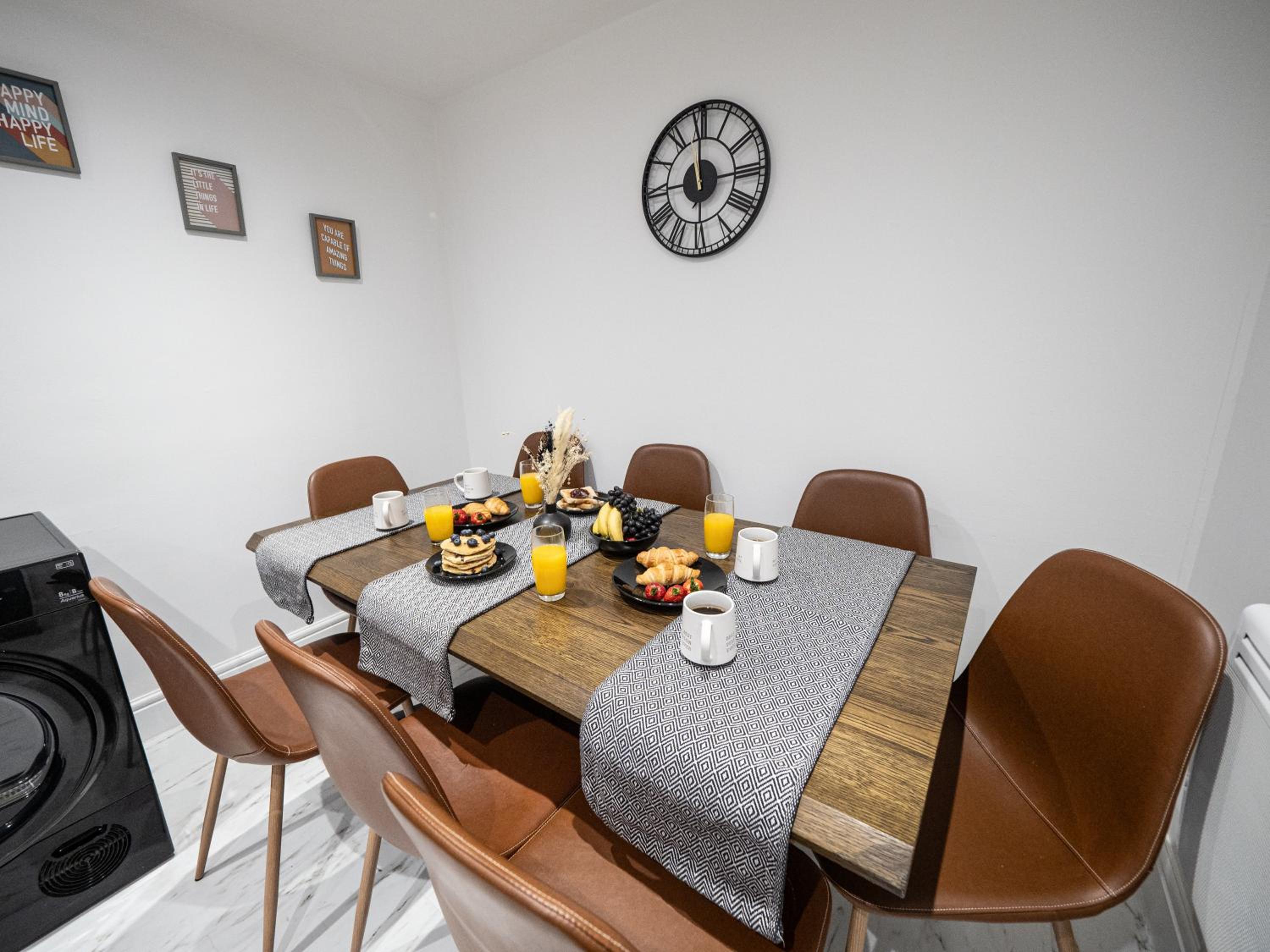 Luxury Seaside Haven- Coastal Comfort, Free Parking