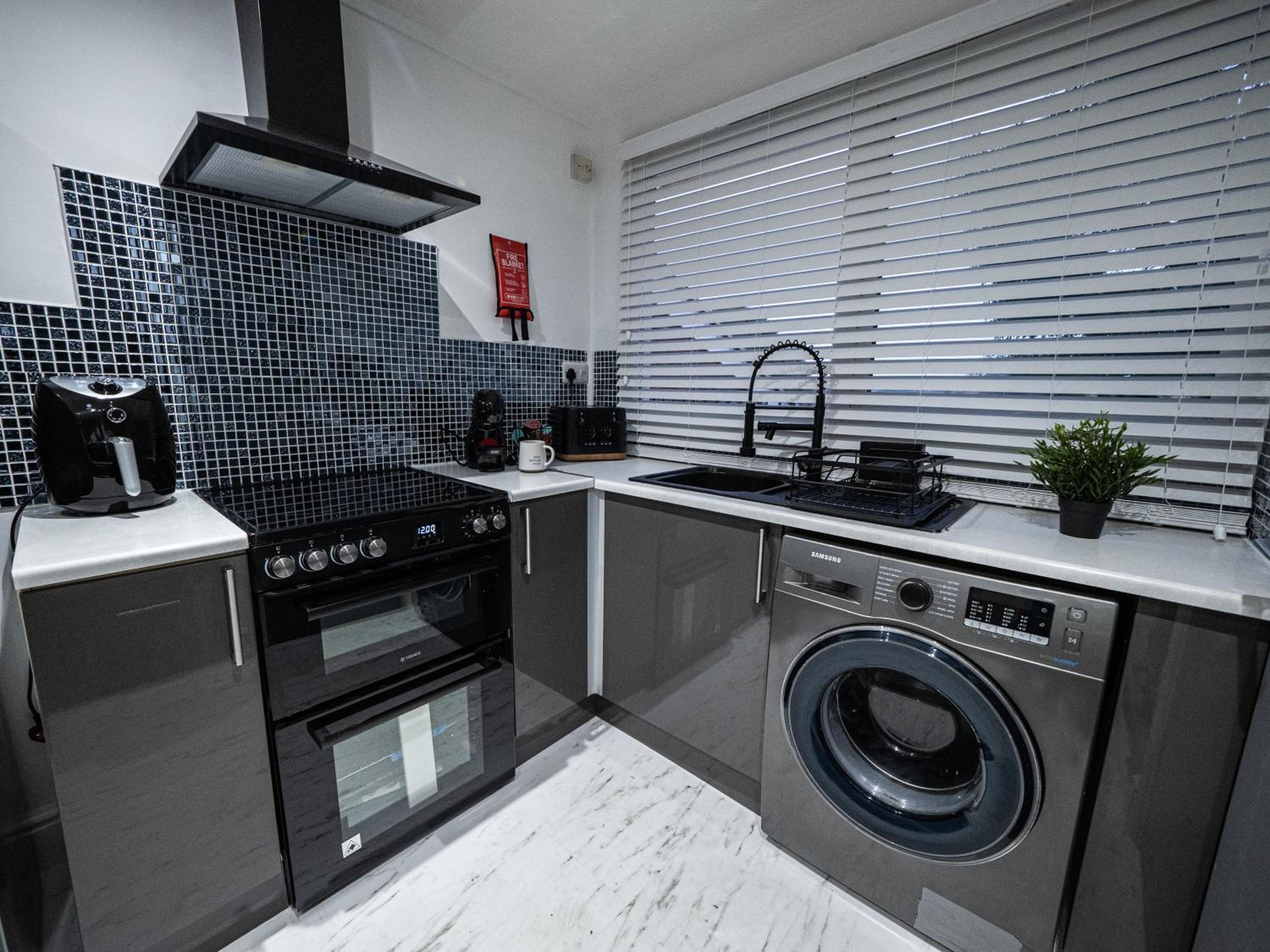 Luxury Seaside Haven- Coastal Comfort, Free Parking