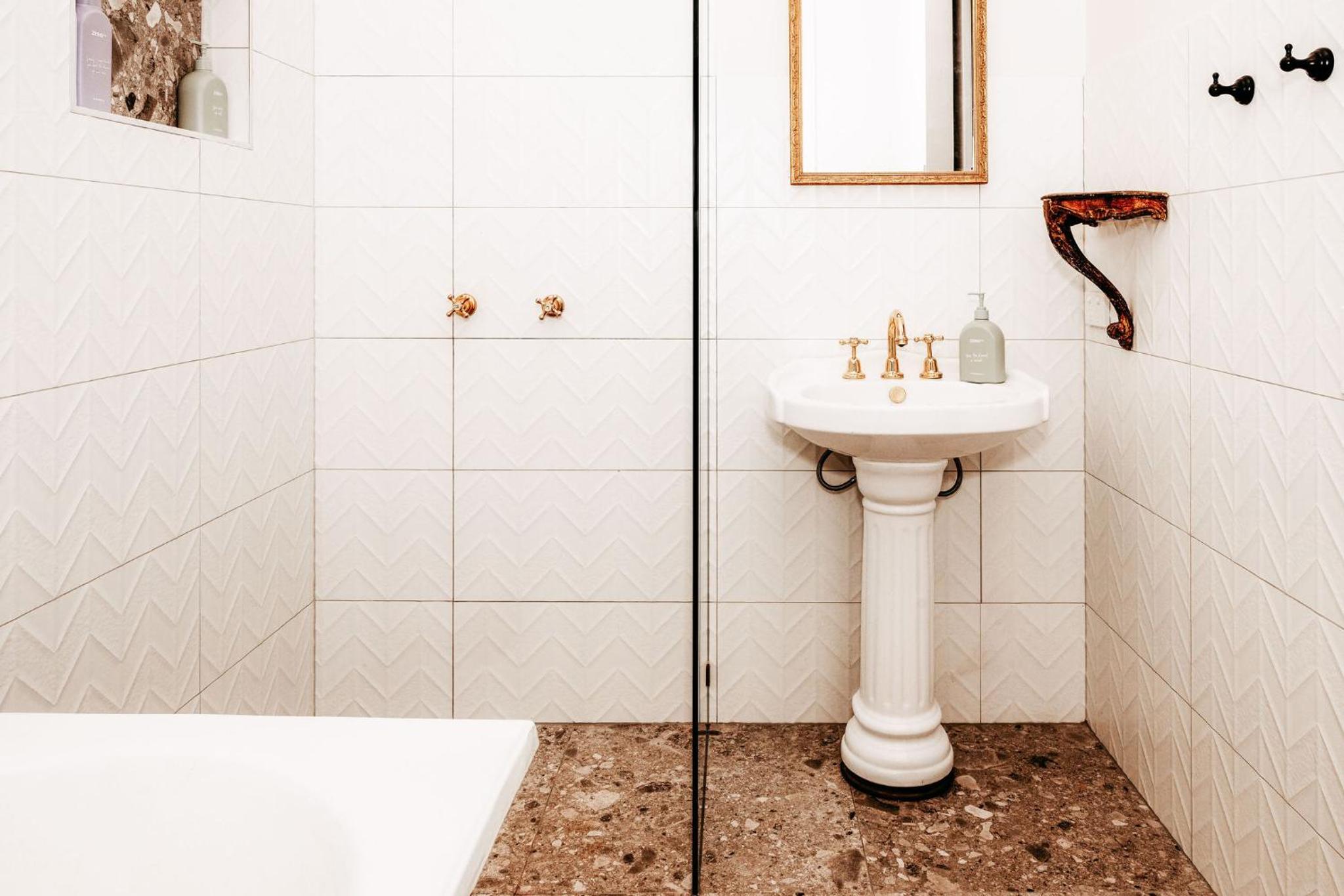 The Wimberley - Stay in the heart of town Goomeri!