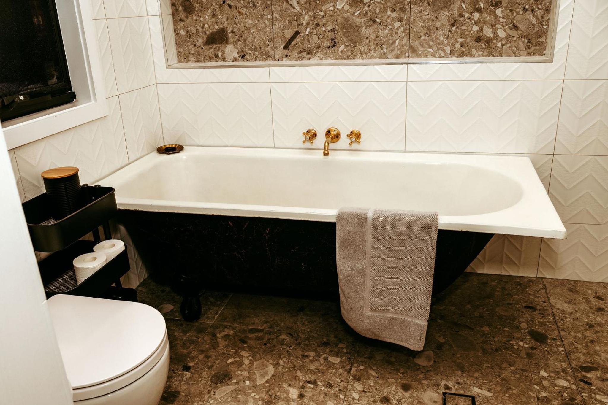 The Wimberley - Stay in the heart of town Goomeri!