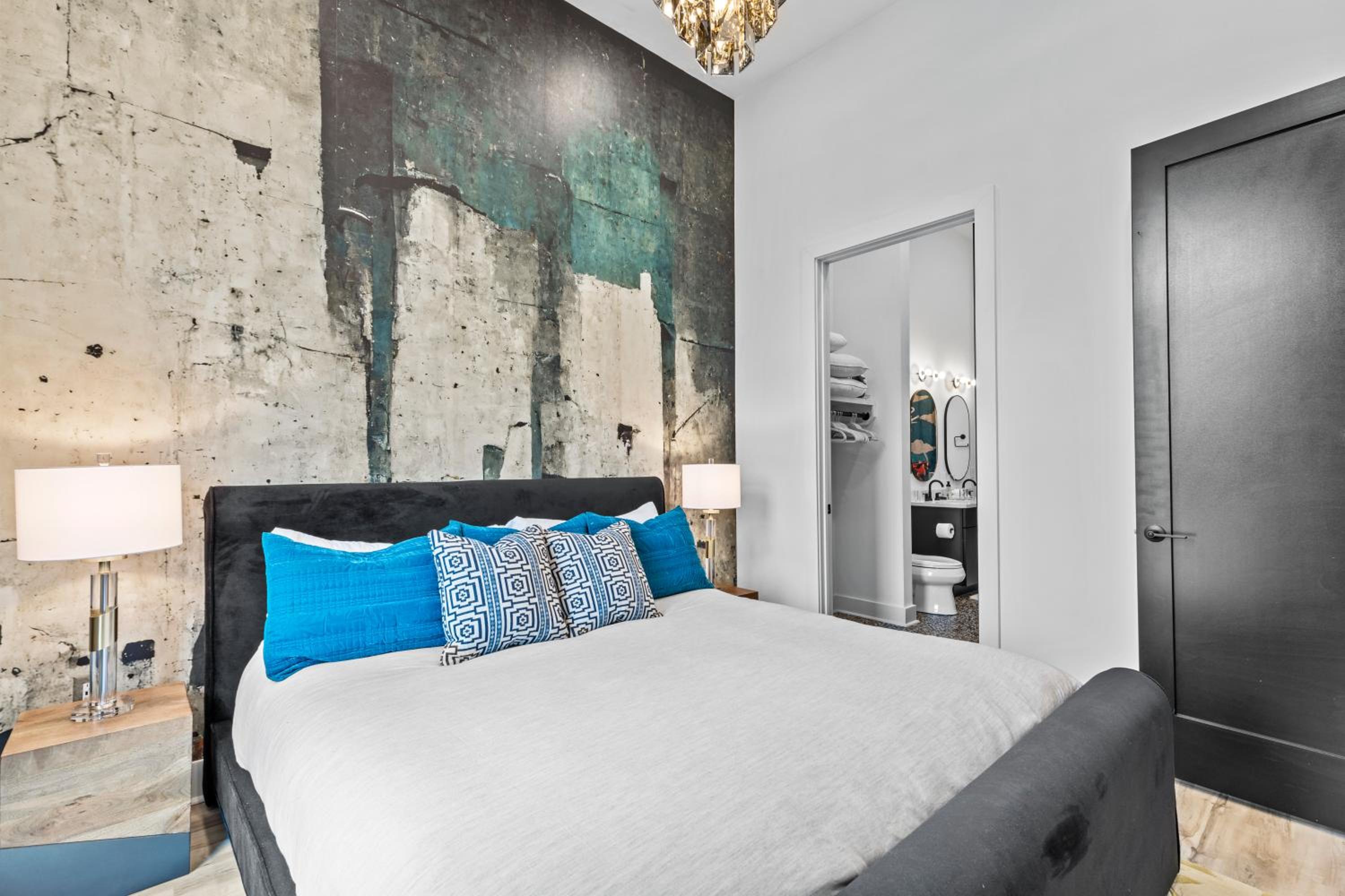 Legacy Nashville-Skyline Views-1 Mile to Broadway-Free Private Parking