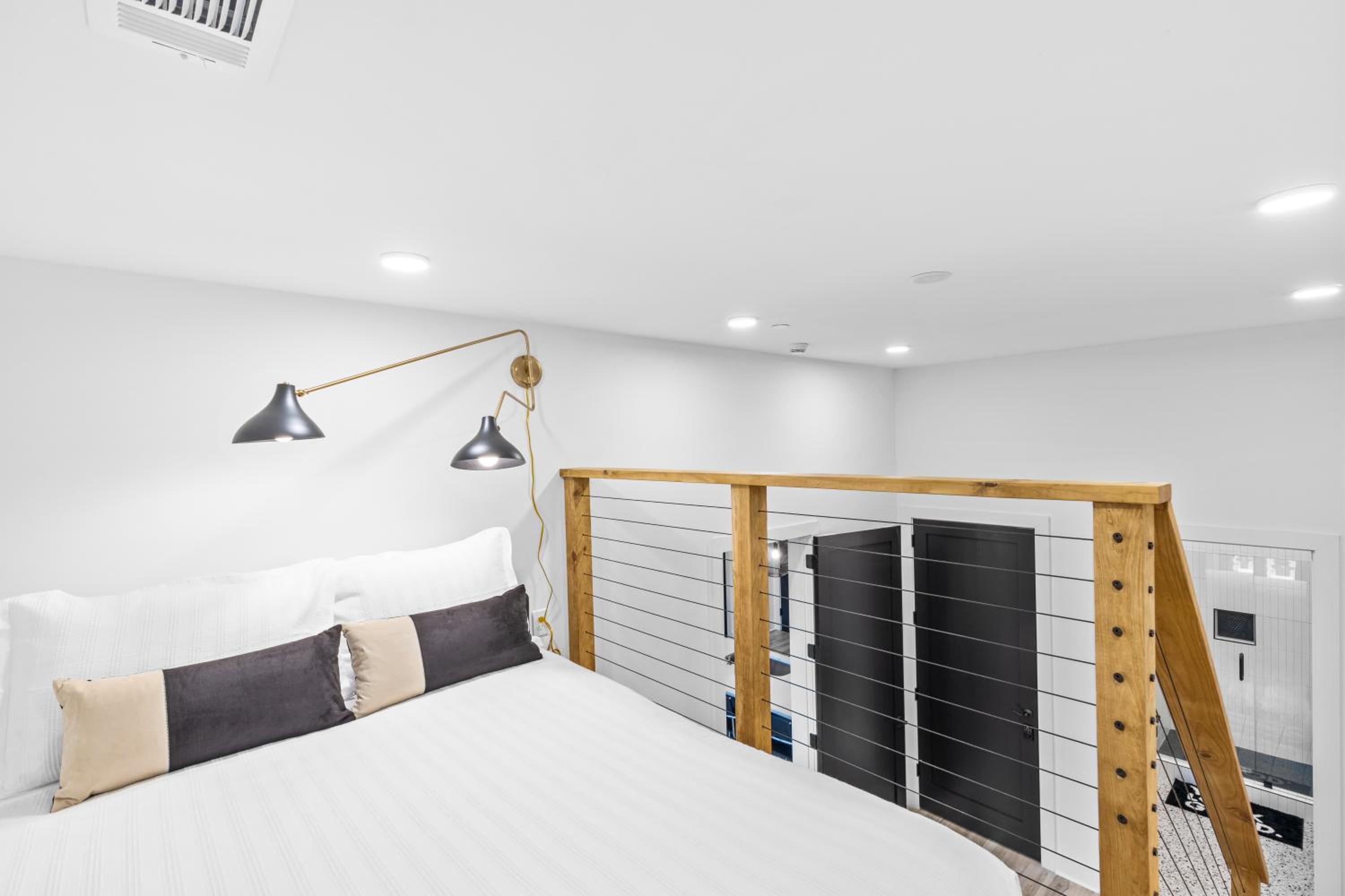 Legacy Nashville-Skyline Views-1 Mile to Broadway-Free Private Parking