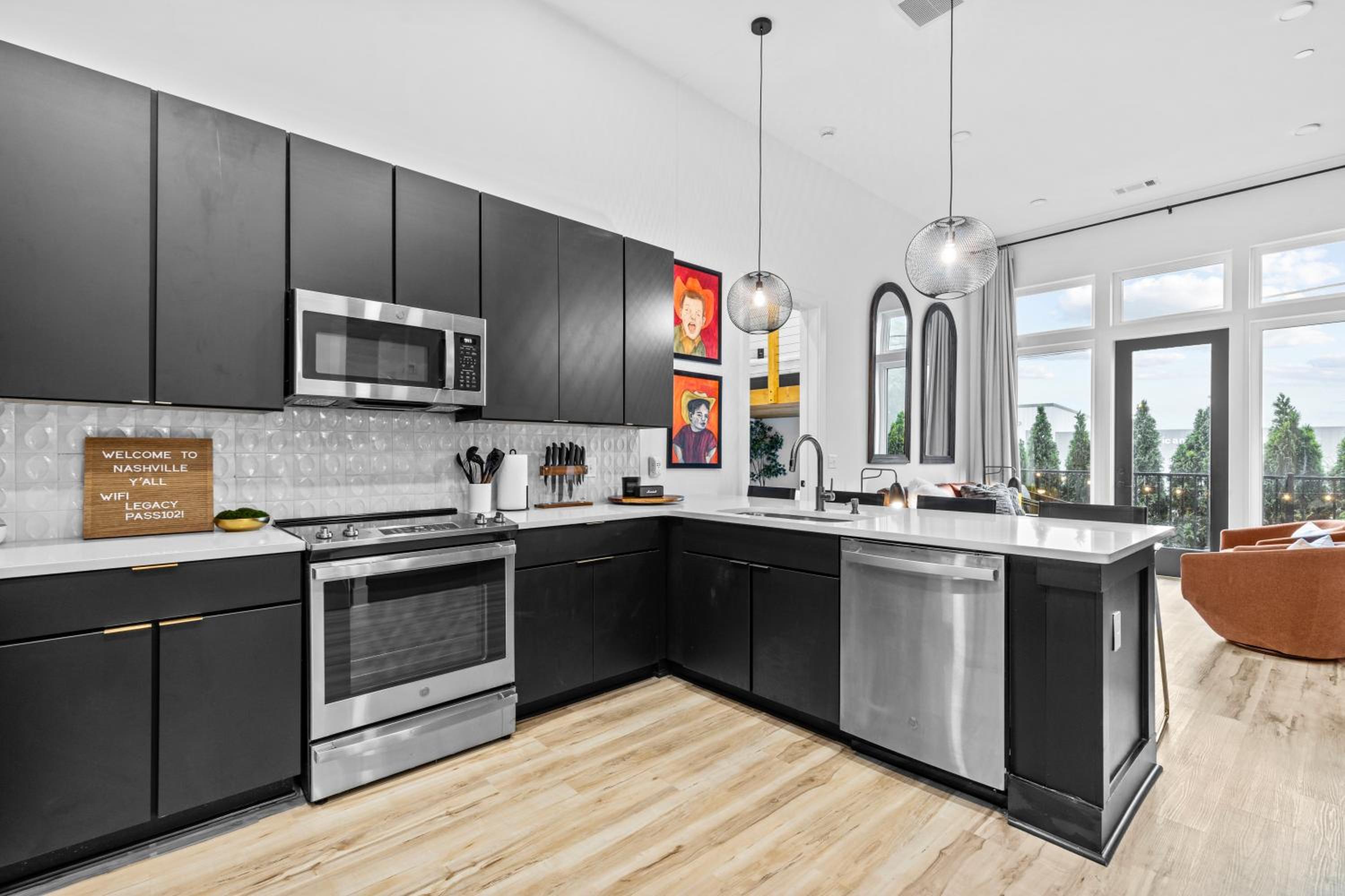 Legacy Nashville-Skyline Views-1 Mile to Broadway-Free Private Parking