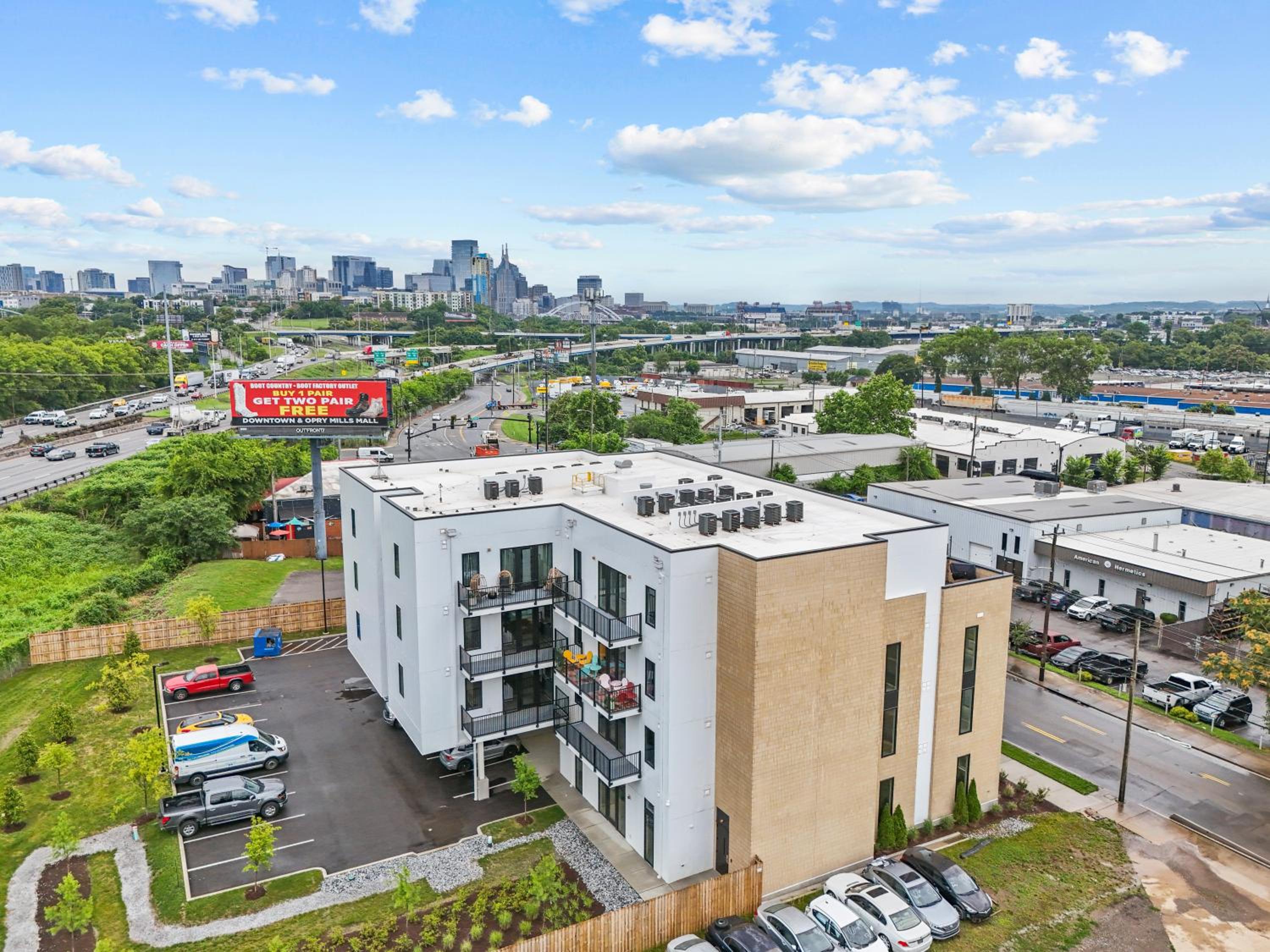 Legacy Nashville-Skyline Views-1 Mile to Broadway-Free Private Parking