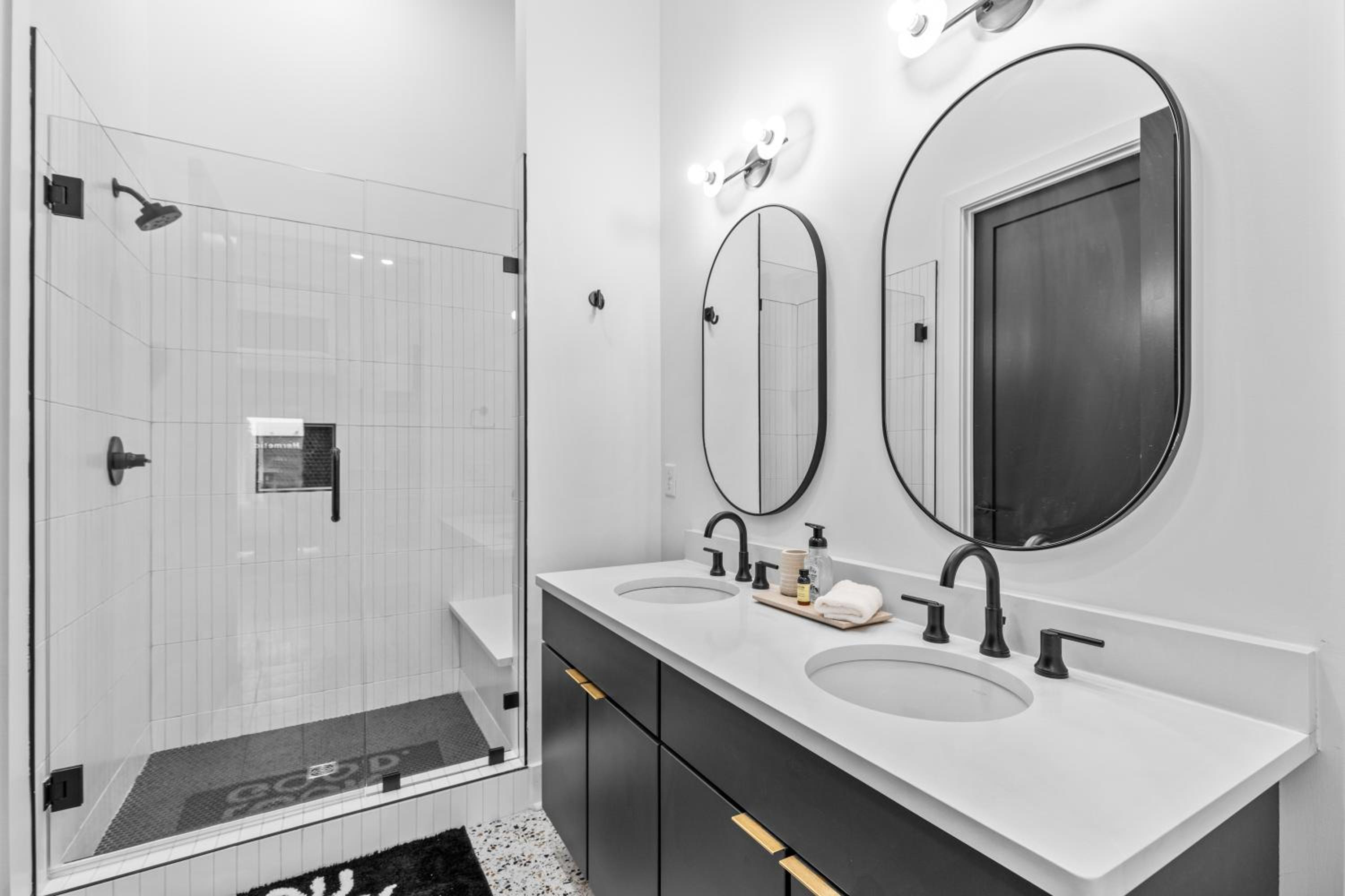 Legacy Nashville-Skyline Views-1 Mile to Broadway-Free Private Parking