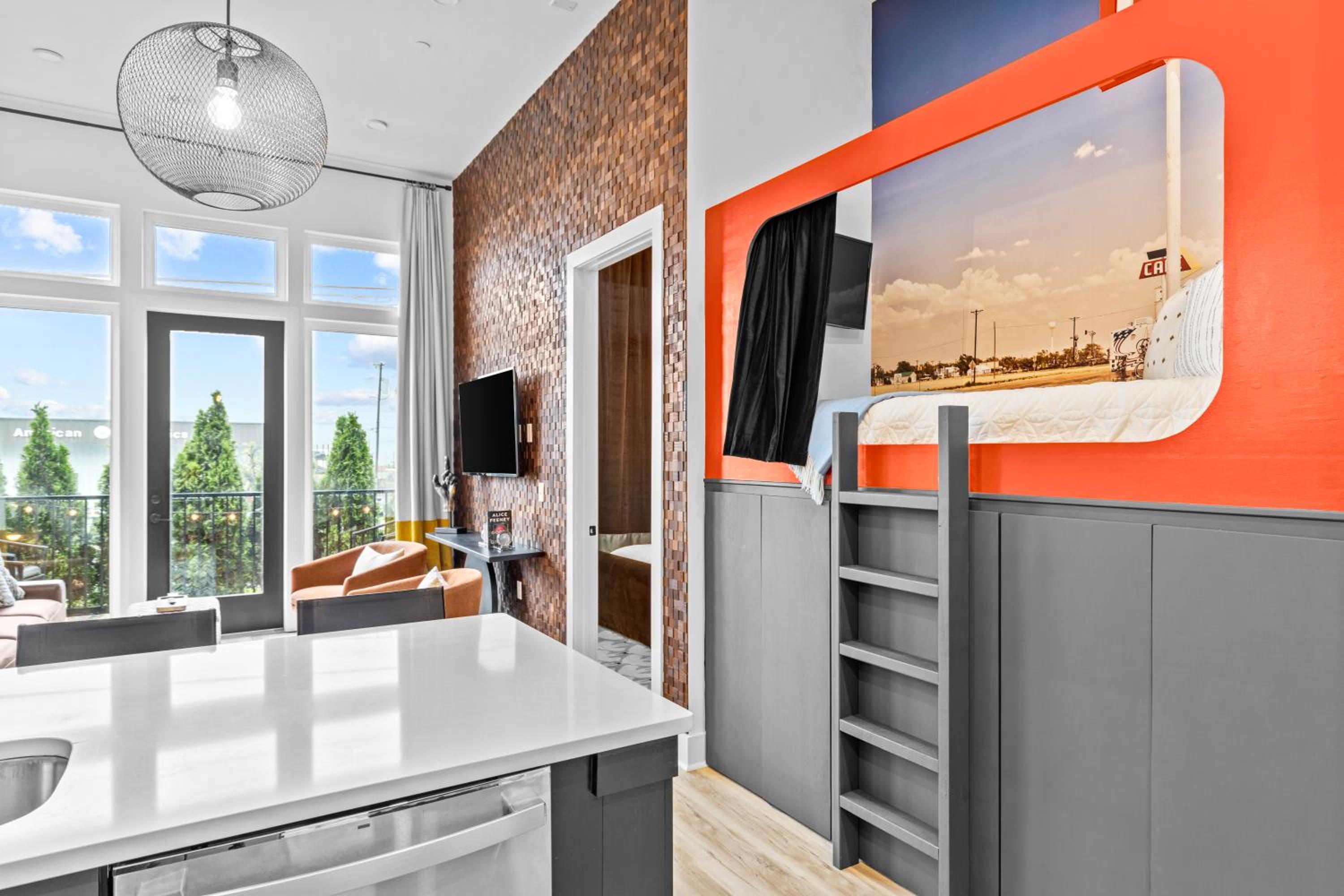Legacy Nashville-Skyline Views-1 Mile to Broadway-Free Private Parking