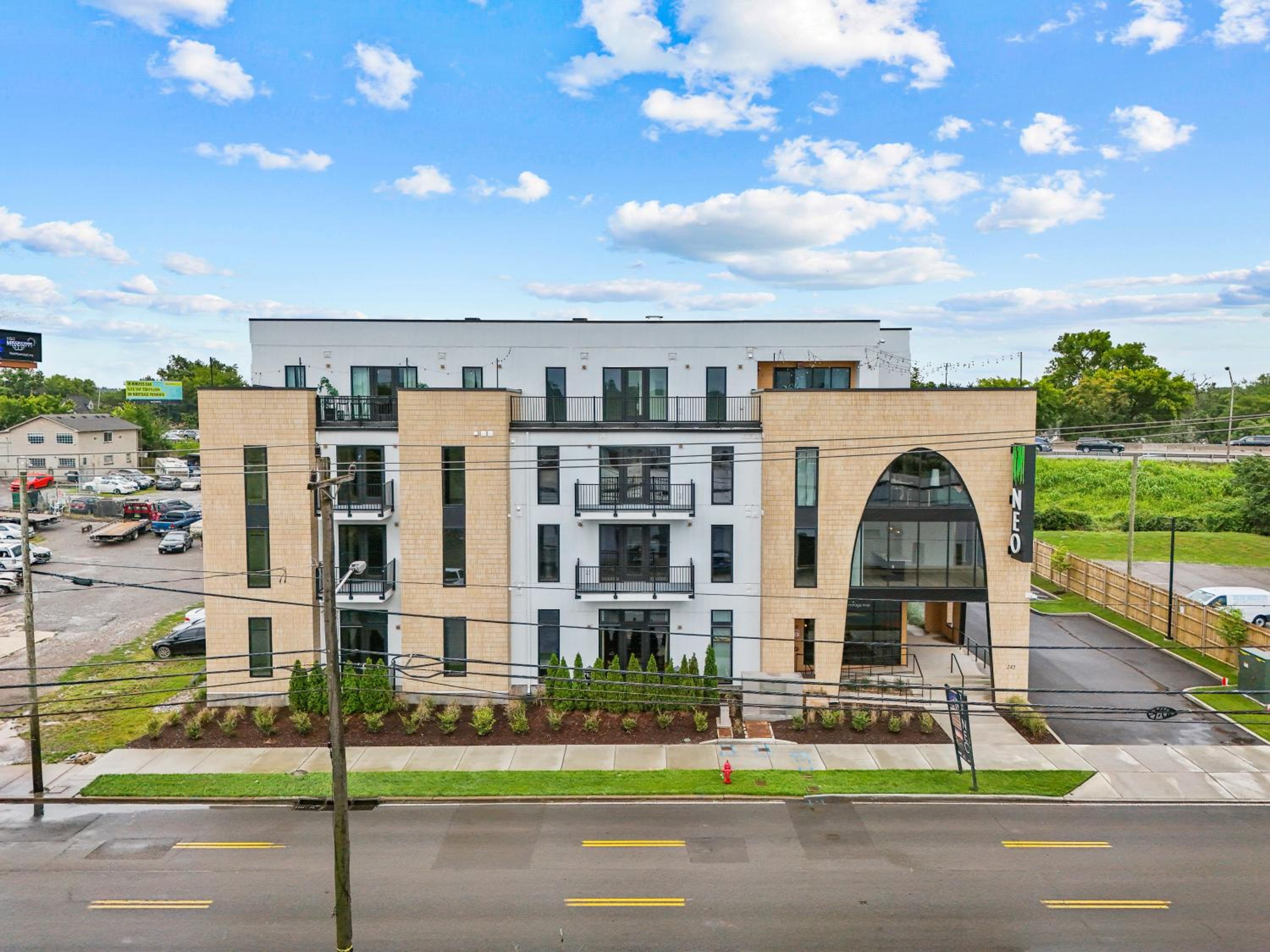 Legacy Nashville-Skyline Views-1 Mile to Broadway-Free Private Parking