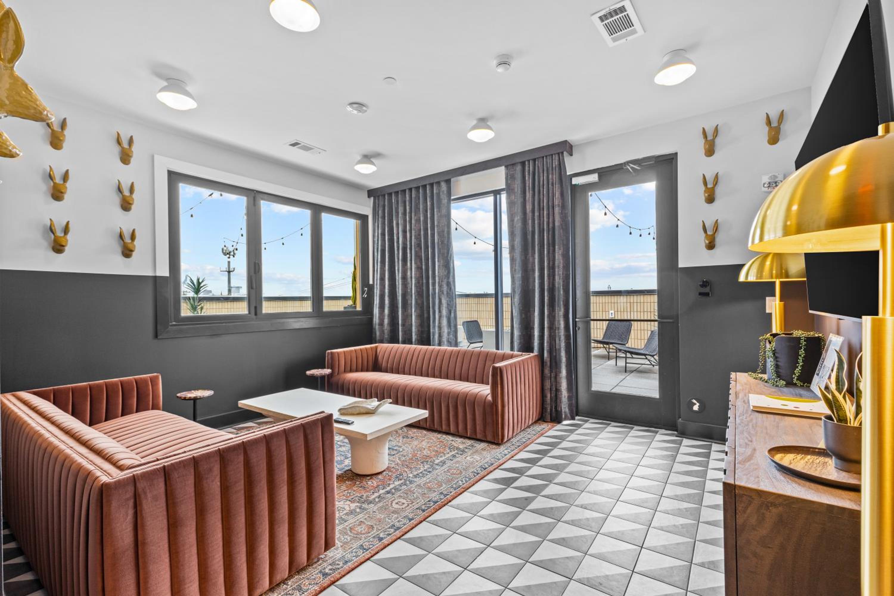 Legacy Nashville-Skyline Views-1 Mile to Broadway-Free Private Parking