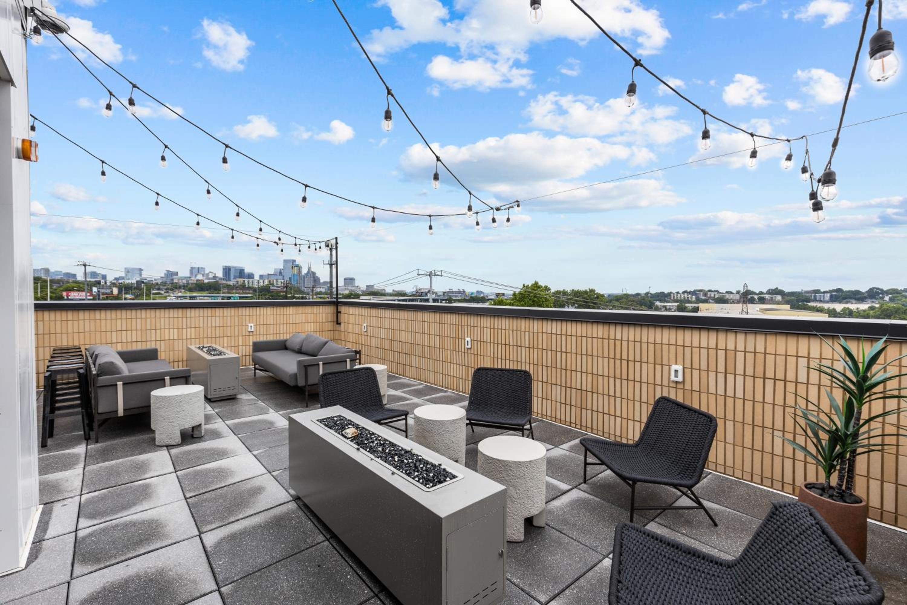 Legacy Nashville-Skyline Views-1 Mile to Broadway-Free Private Parking
