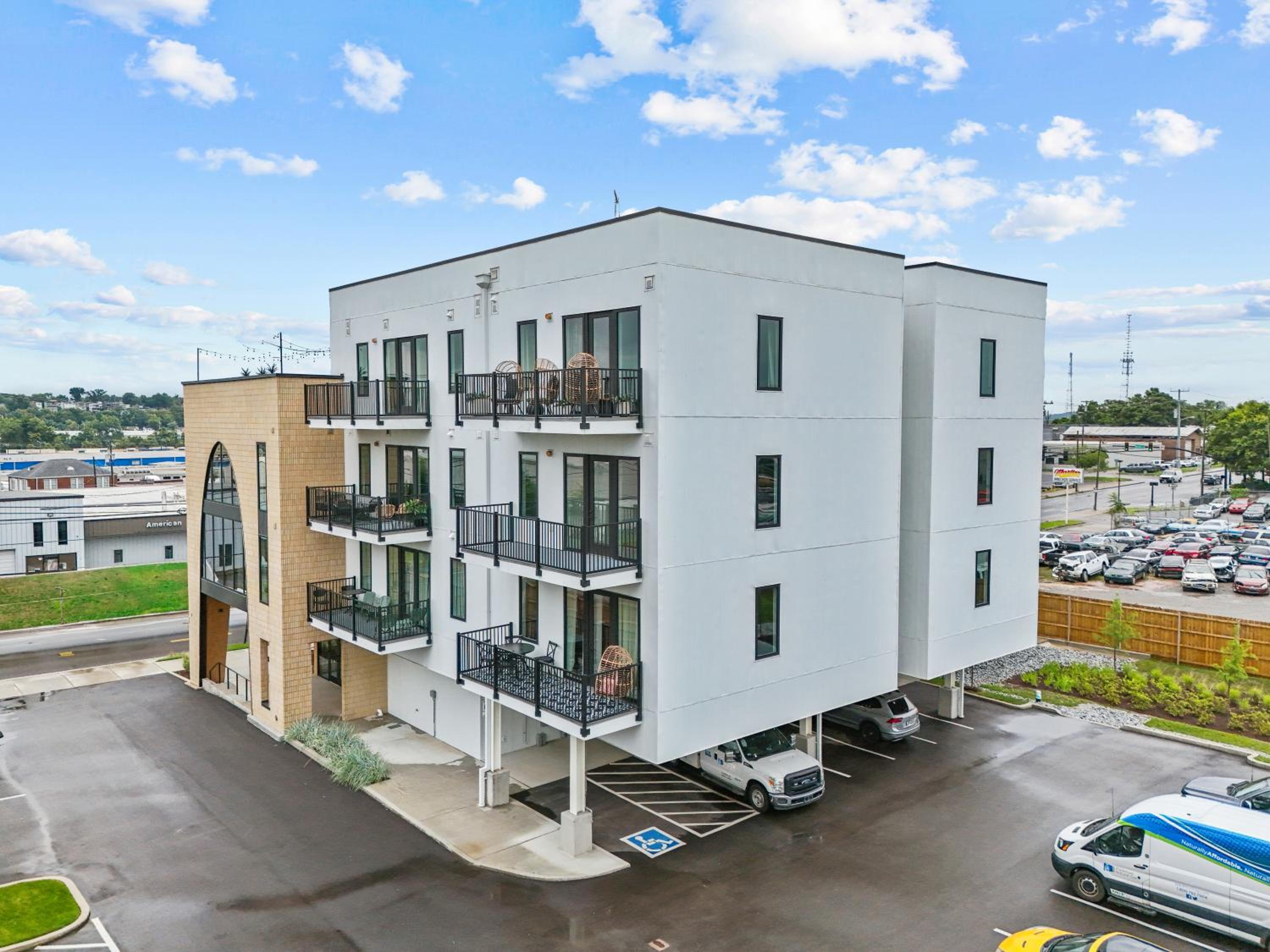 Legacy Nashville-Skyline Views-1 Mile to Broadway-Free Private Parking