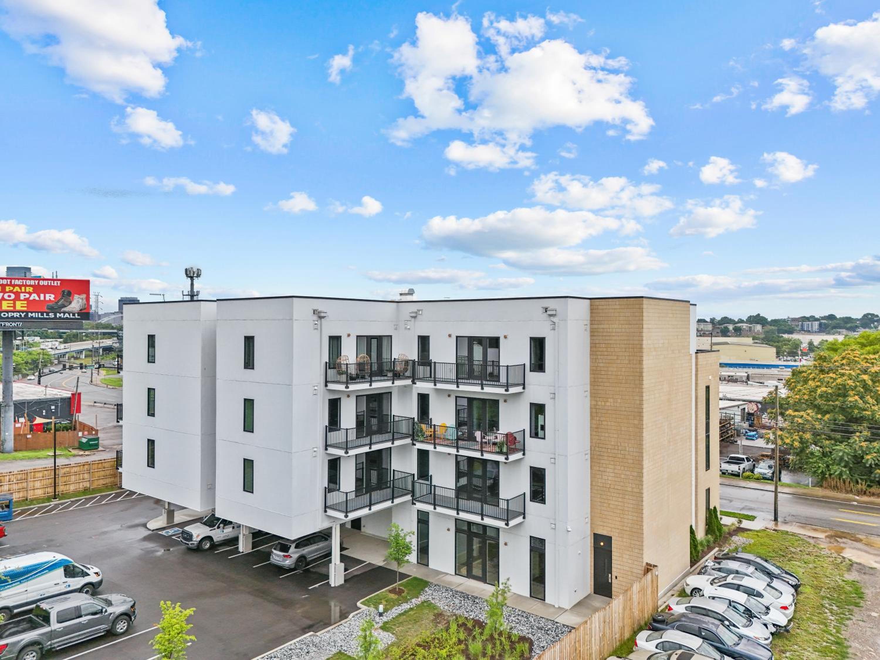 Legacy Nashville-Skyline Views-1 Mile to Broadway-Free Private Parking