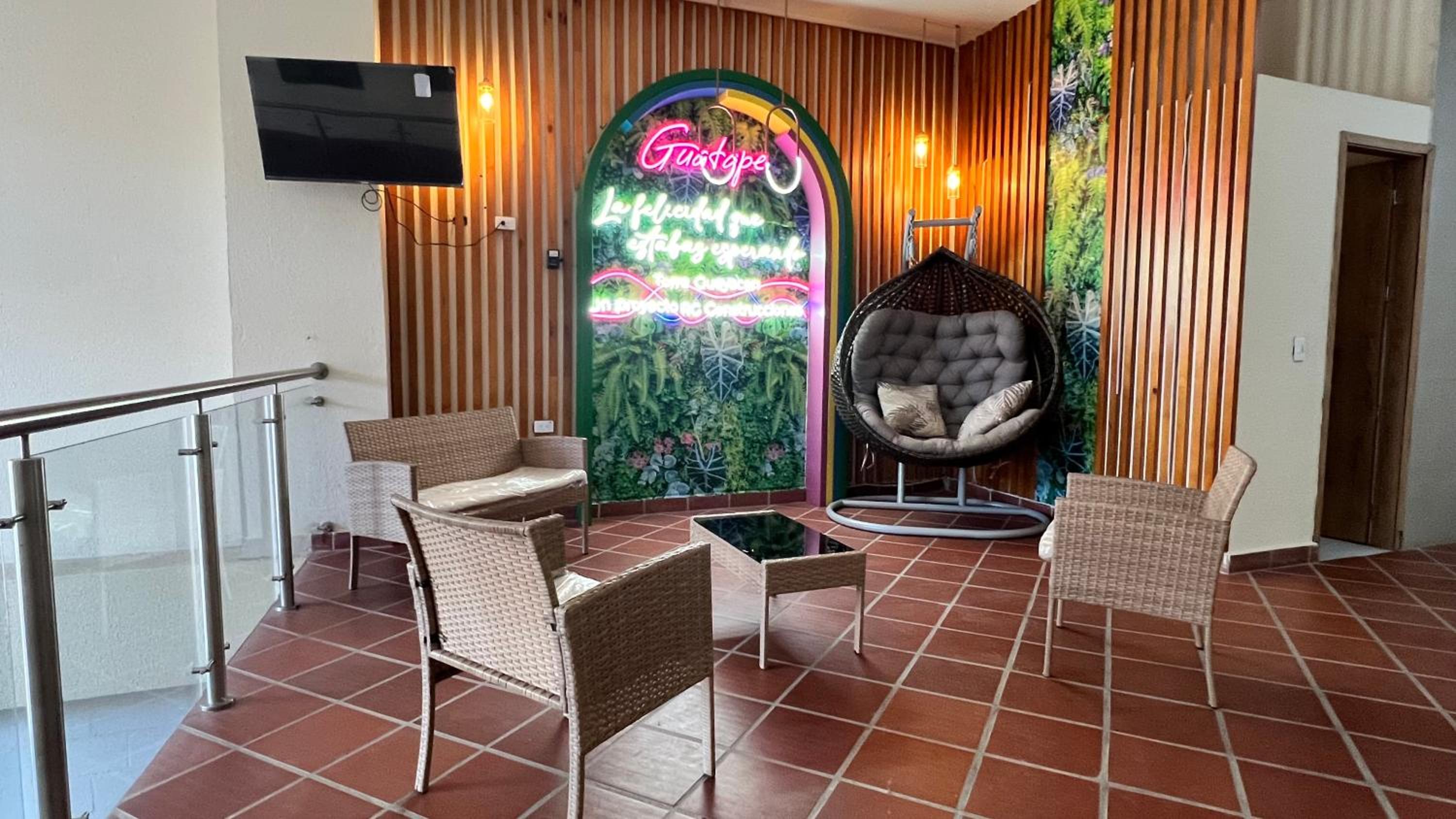 Apto cerca Malecón, Plaza Principal, Plazoleta Zocalos, a 8 min de la Piedra del Peñol, GRATIS PARQUEADERO!!!