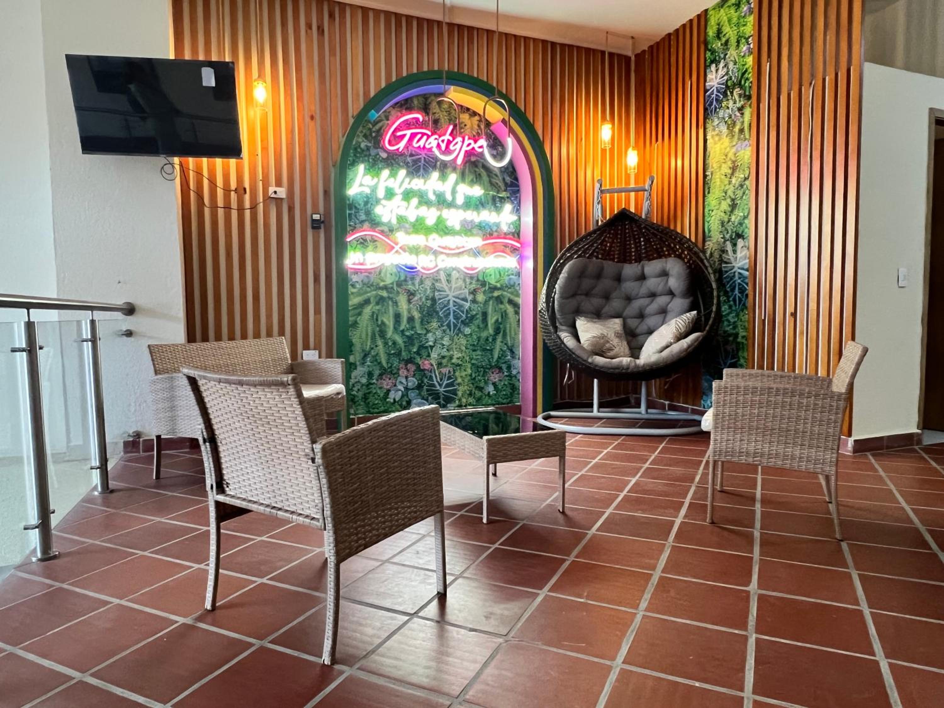 Apto cerca Malecón, Plaza Principal, Plazoleta Zocalos, a 8 min de la Piedra del Peñol, GRATIS PARQUEADERO!!!