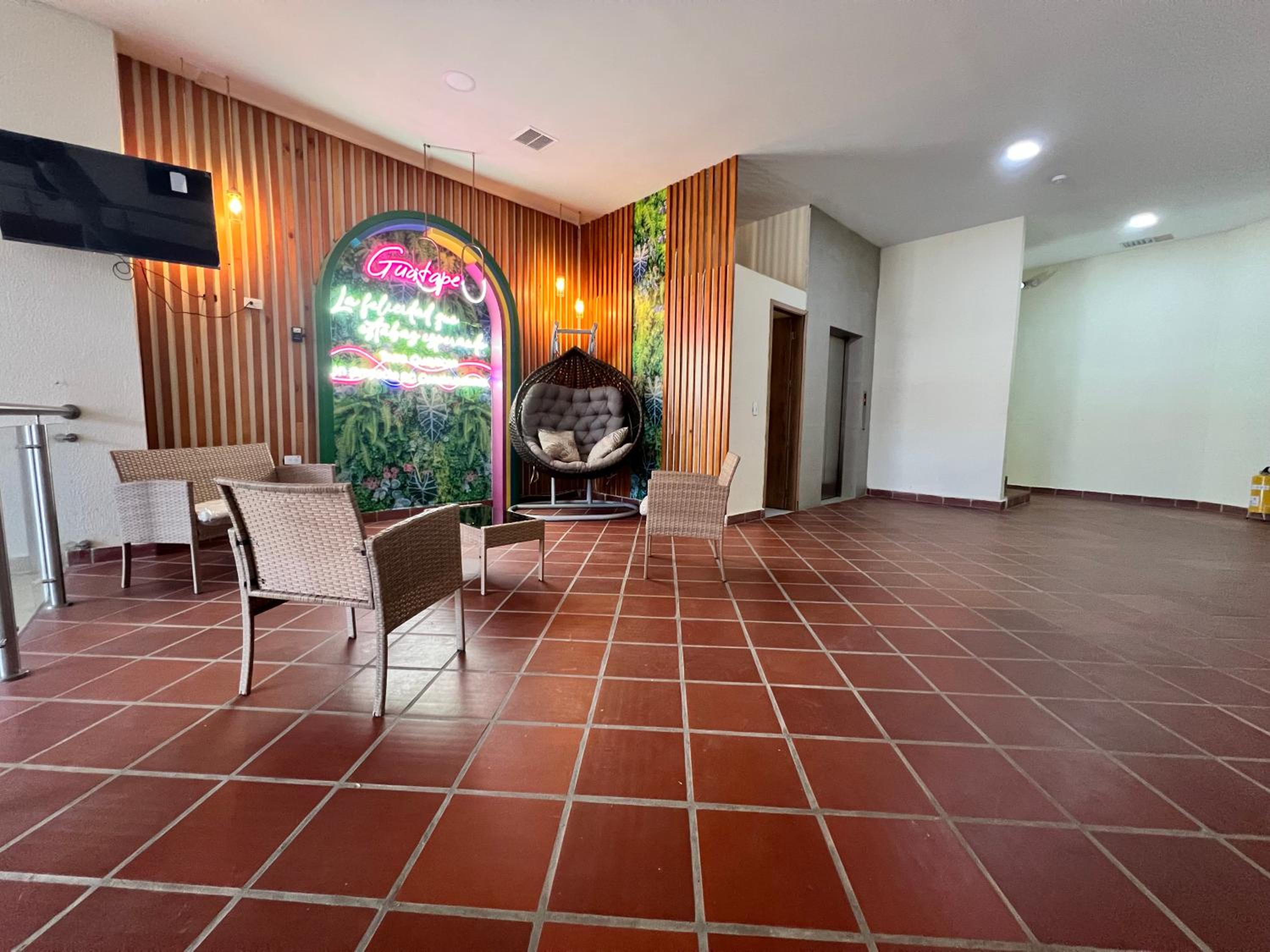 Apto cerca Malecón, Plaza Principal, Plazoleta Zocalos, a 8 min de la Piedra del Peñol, GRATIS PARQUEADERO!!!