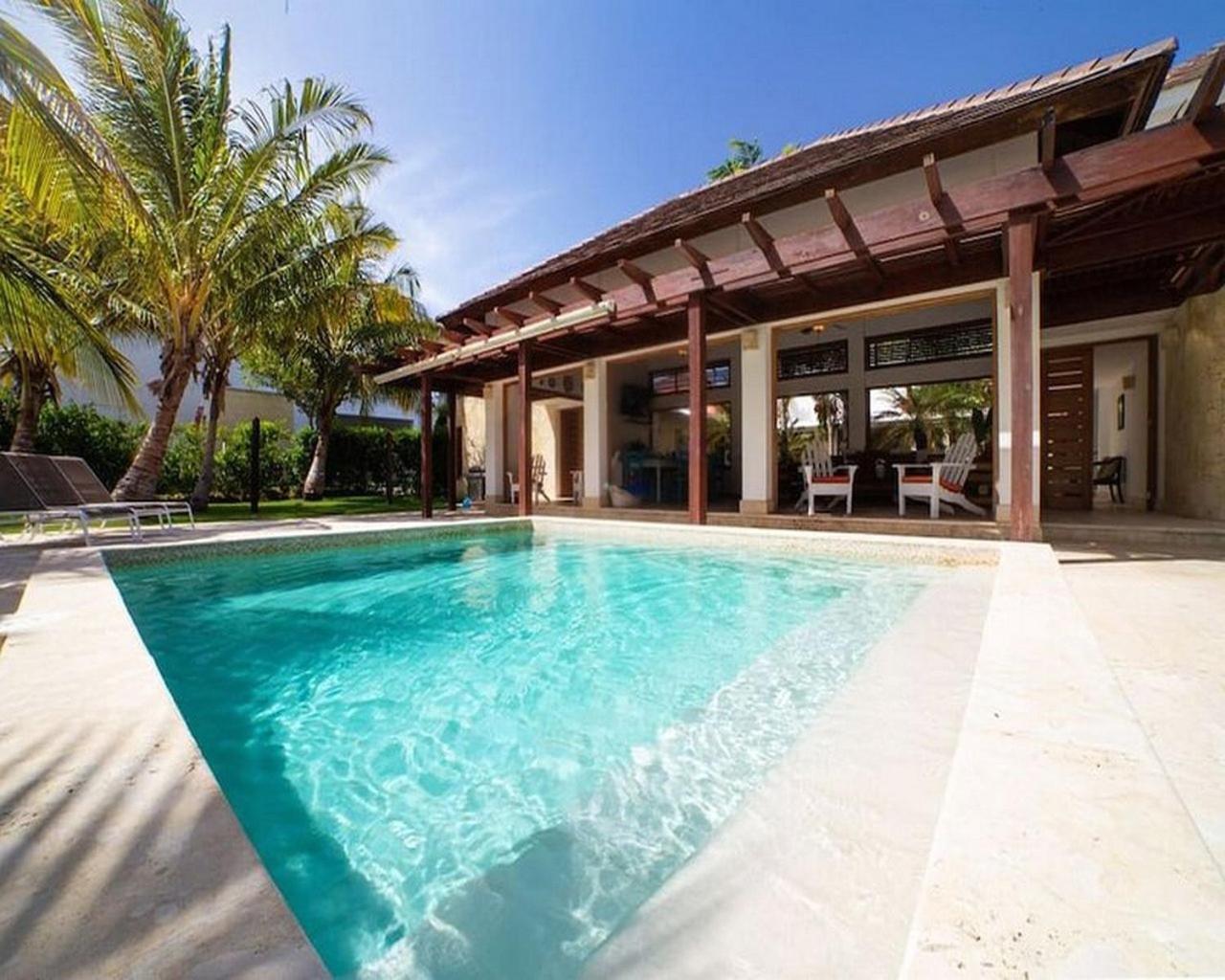 Luxury Villa with Maid