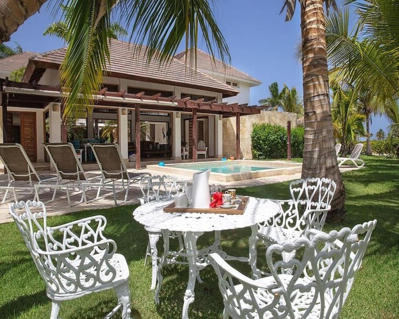 Luxury Villa with Maid