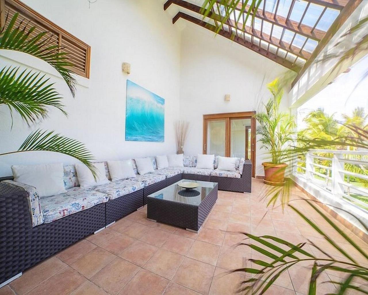 Luxury Villa with Maid